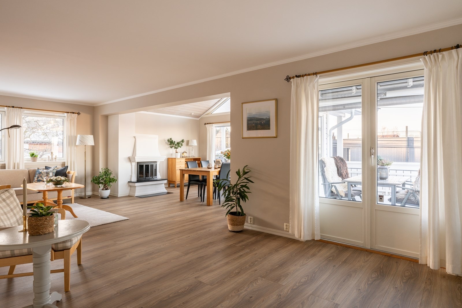 Et innbydende allrom med naturlig soneinndeling og mye naturlig lys fra store vindusflater. Galleribilde