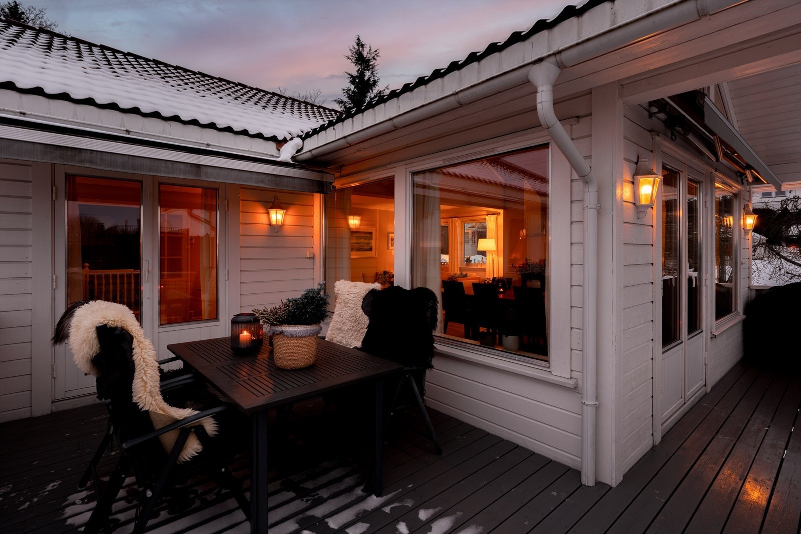 Uteplassen er 21m² og har god plass til utemøbler, spisegruppe, grill og alt som hører med. Galleribilde