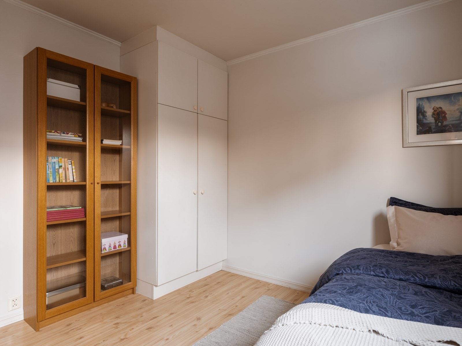 Innredet med seng, garderobeløsning og annen oppbevaring. Galleribilde