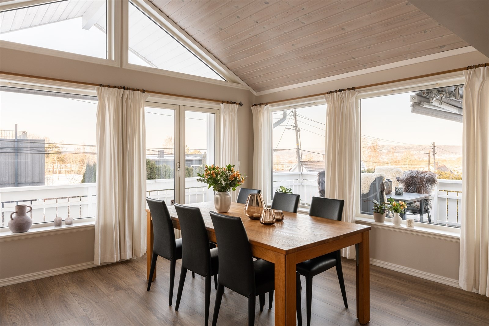 Innbydende spisestue med fantastisk takhøyde og god plass til mange gjester. Galleribilde