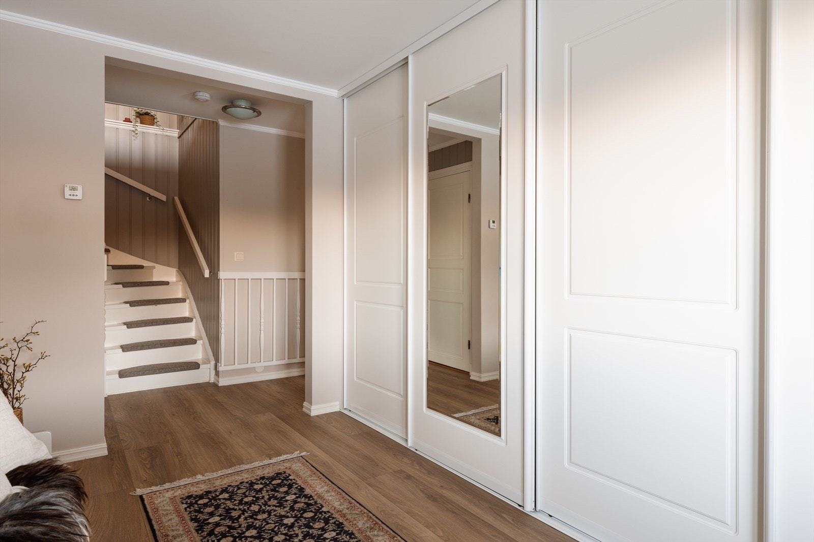 Her er det en stor skyvedørsgarderobe med plass til alt dere trenger av yttertøy og sko. Galleribilde