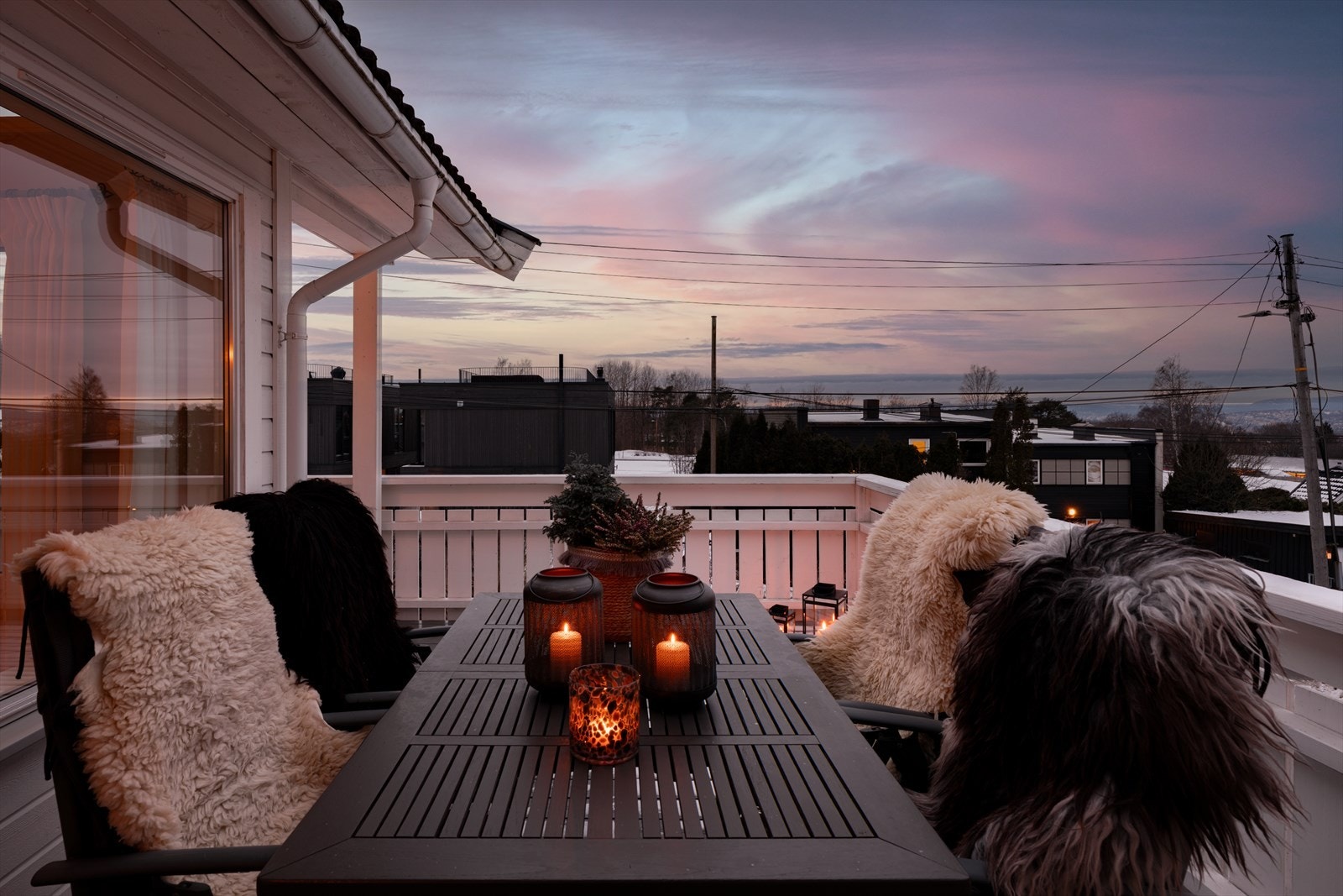 Vakre solnedganger kan nytes i hyggelig selskap her ute. Galleribilde