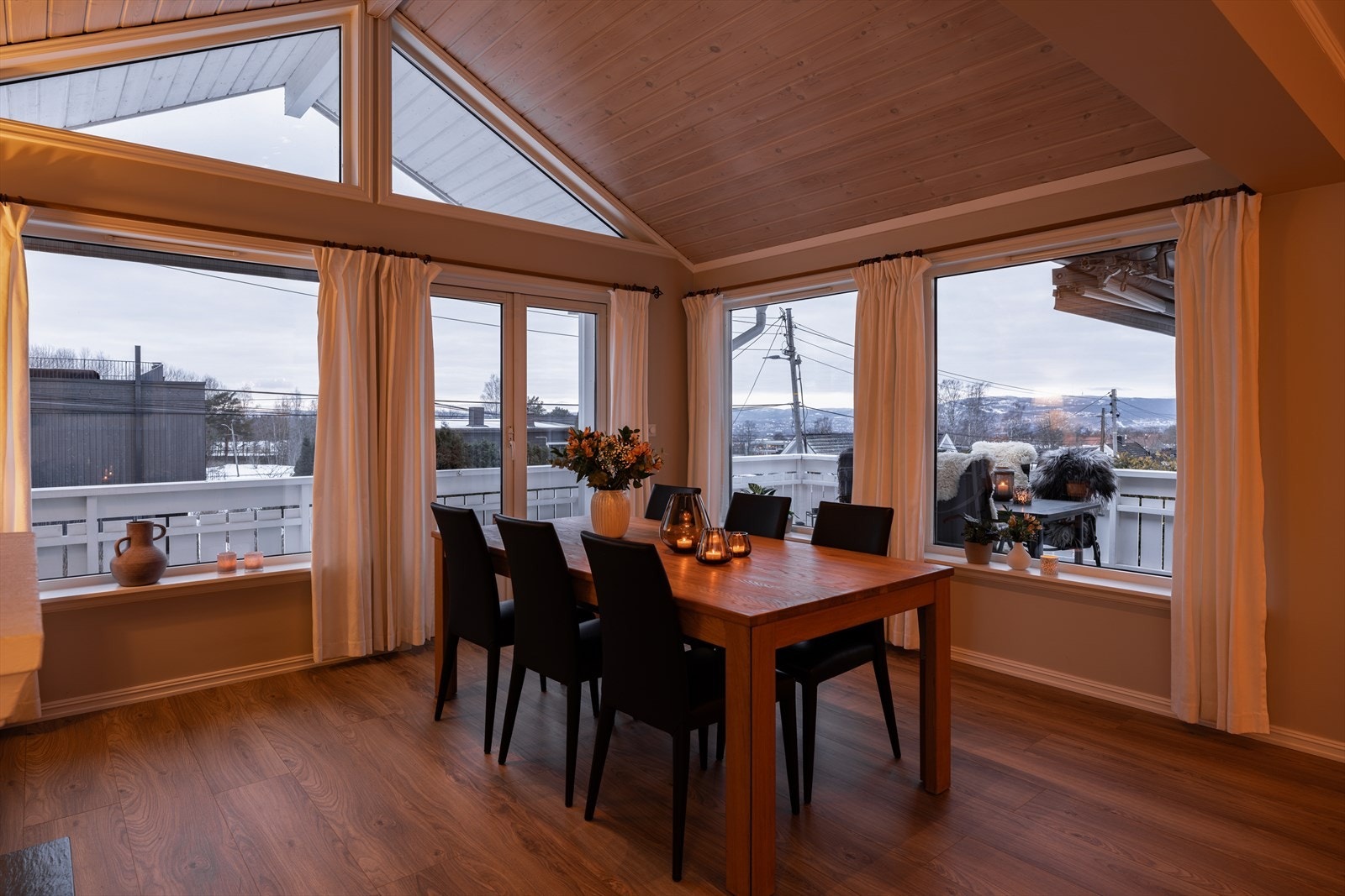 Gled dere til å invitere venner og familie til middagsselskap i nytt hjem! Galleribilde