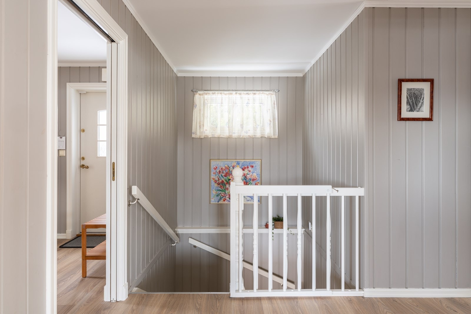 Fra gangen går trappen ned til underetasjen. Galleribilde