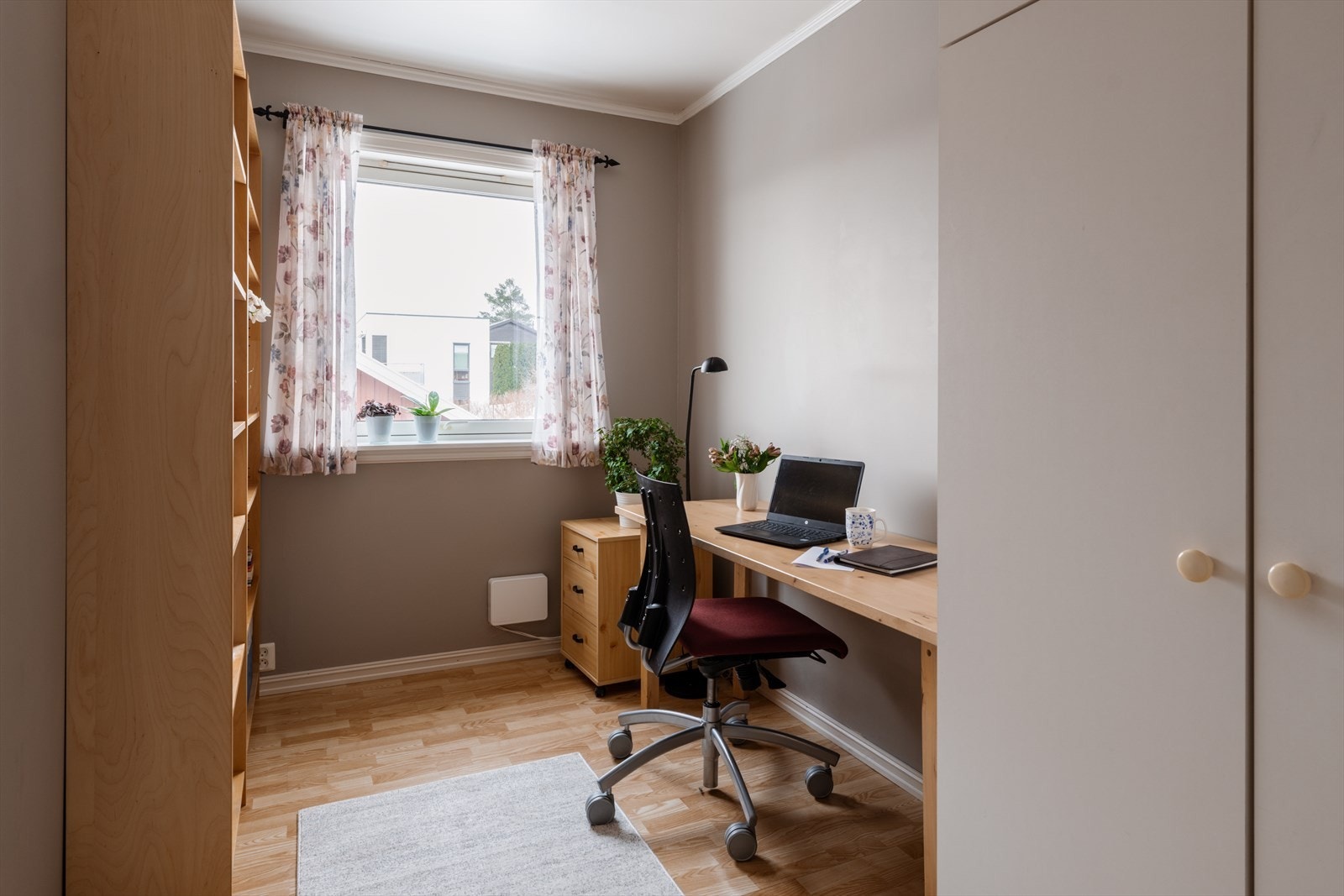 Videre et praktisk soverom som passer fint som gjesterom eller kontor. Galleribilde