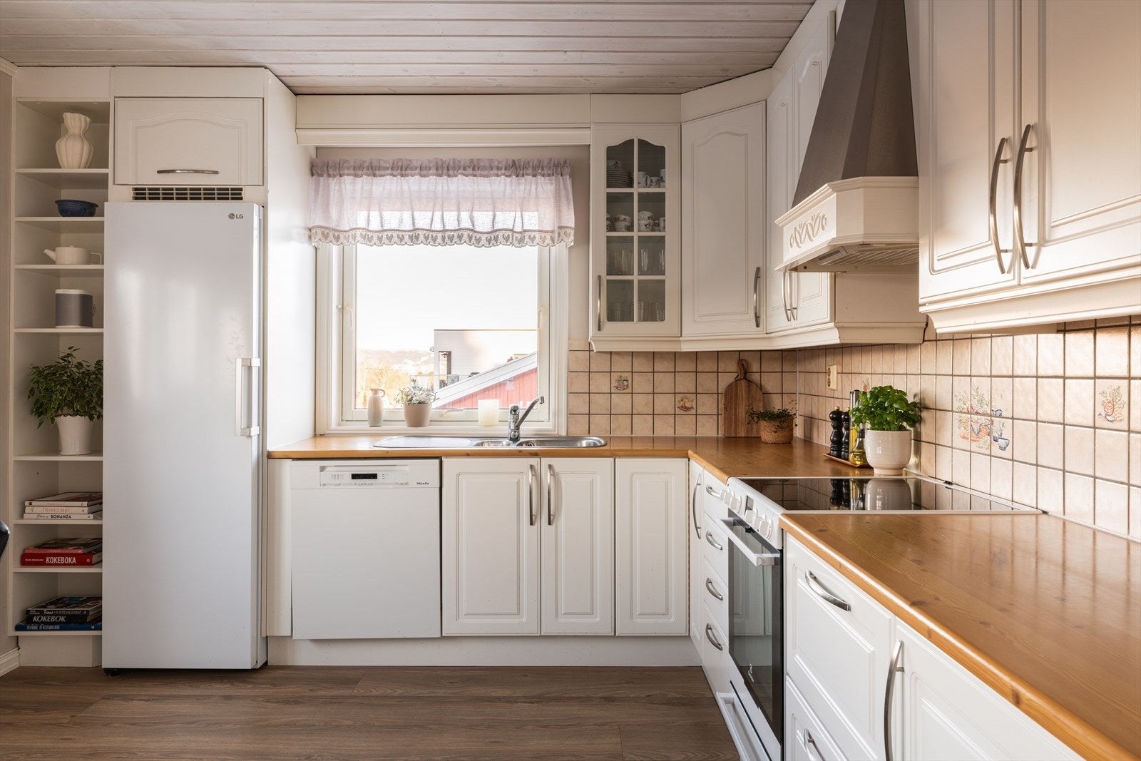 Innredningen er fra Norema med frittstående hvitevarer. Galleribilde