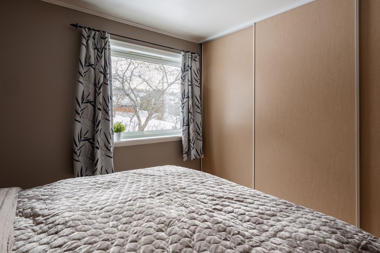 Skyvedørsgarderoben sørger for god lagringsplass for både klær og sko. Galleribilde