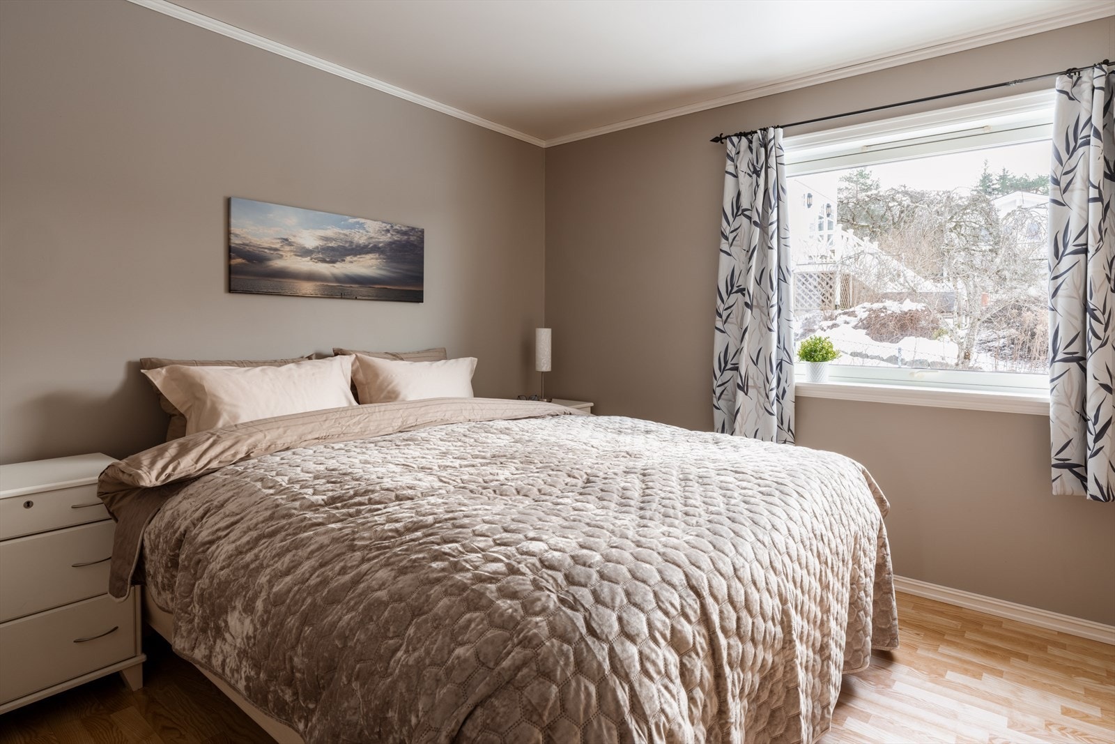 Et romslig hovedsoverom med plass til dobbeltseng og nattbord. Galleribilde