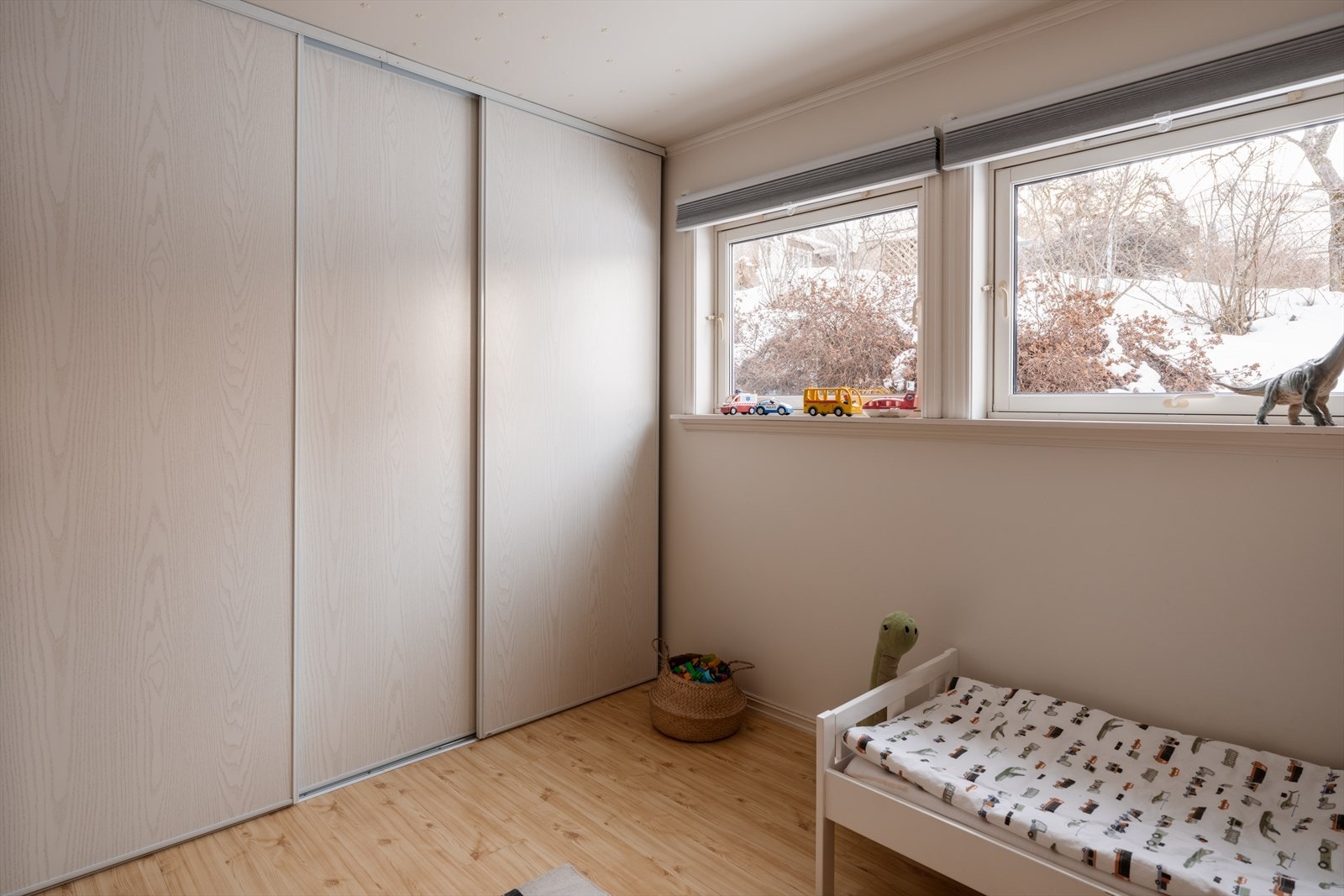 Boligen har mye lagringsplass i dype garderobeskap. Galleribilde