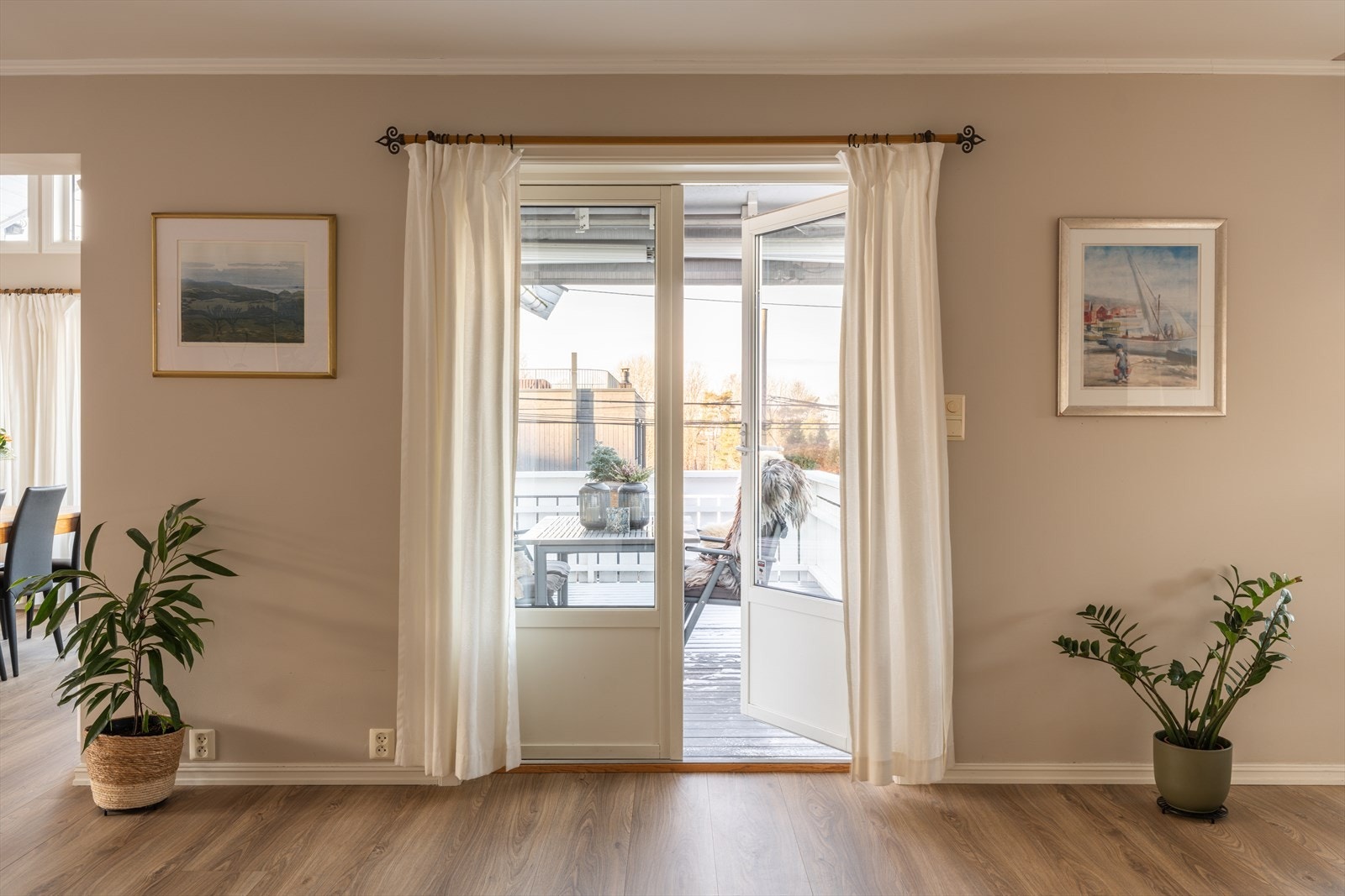 Den solrike balkongen gir fine rammer for frokoster og rolige stunder på varme sommerdager. Galleribilde