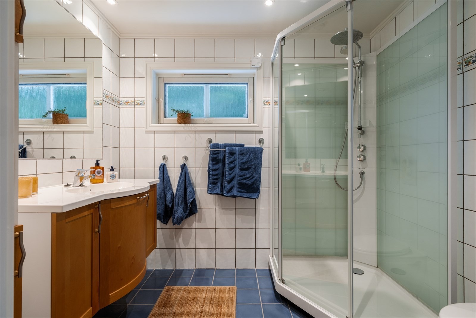 Badet i hovedetasjen byr på flislagte overflater og vannbåren gulvvarme. Galleribilde