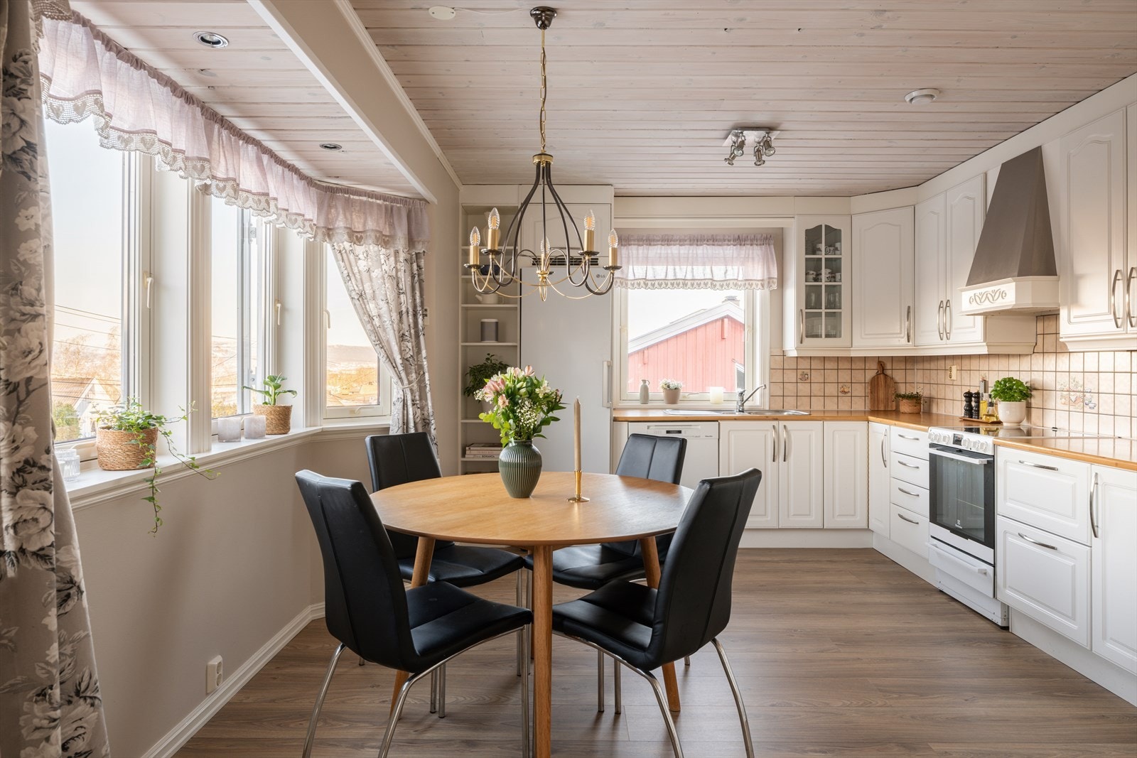 Det er plass til en hyggelig spisegruppe på kjøkkenet, perfekt for en morgenkaffe mens barna gjør seg klar for skolen. Galleribilde