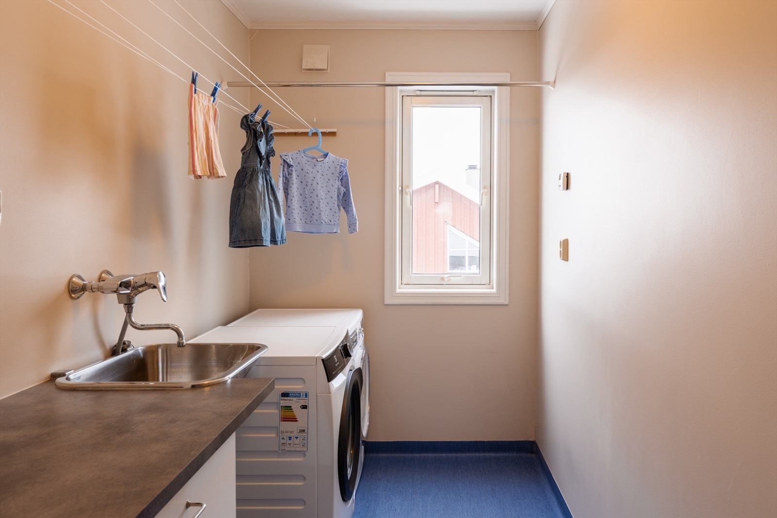 Vaskerom med utslagsvask, skap og opplegg for både vaskemaskin og tørketrommel. Galleribilde