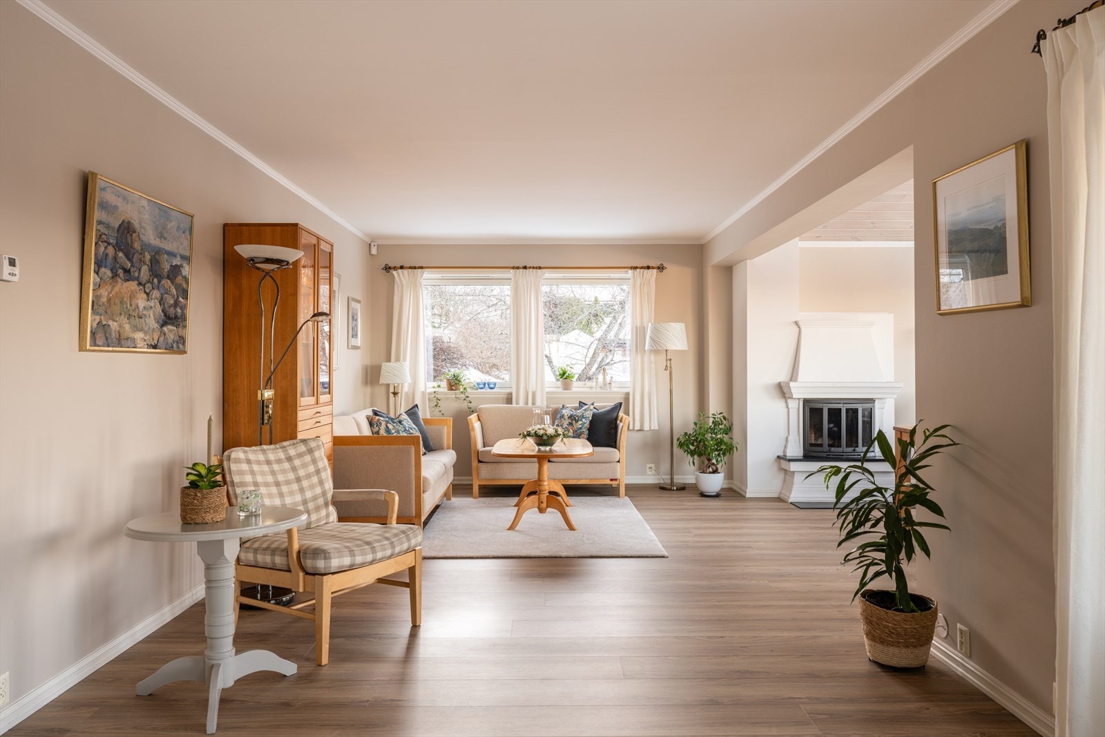 Stuen er av god størrelse med en flott Barry Alloc høytrykkslaminat på gulv. Galleribilde