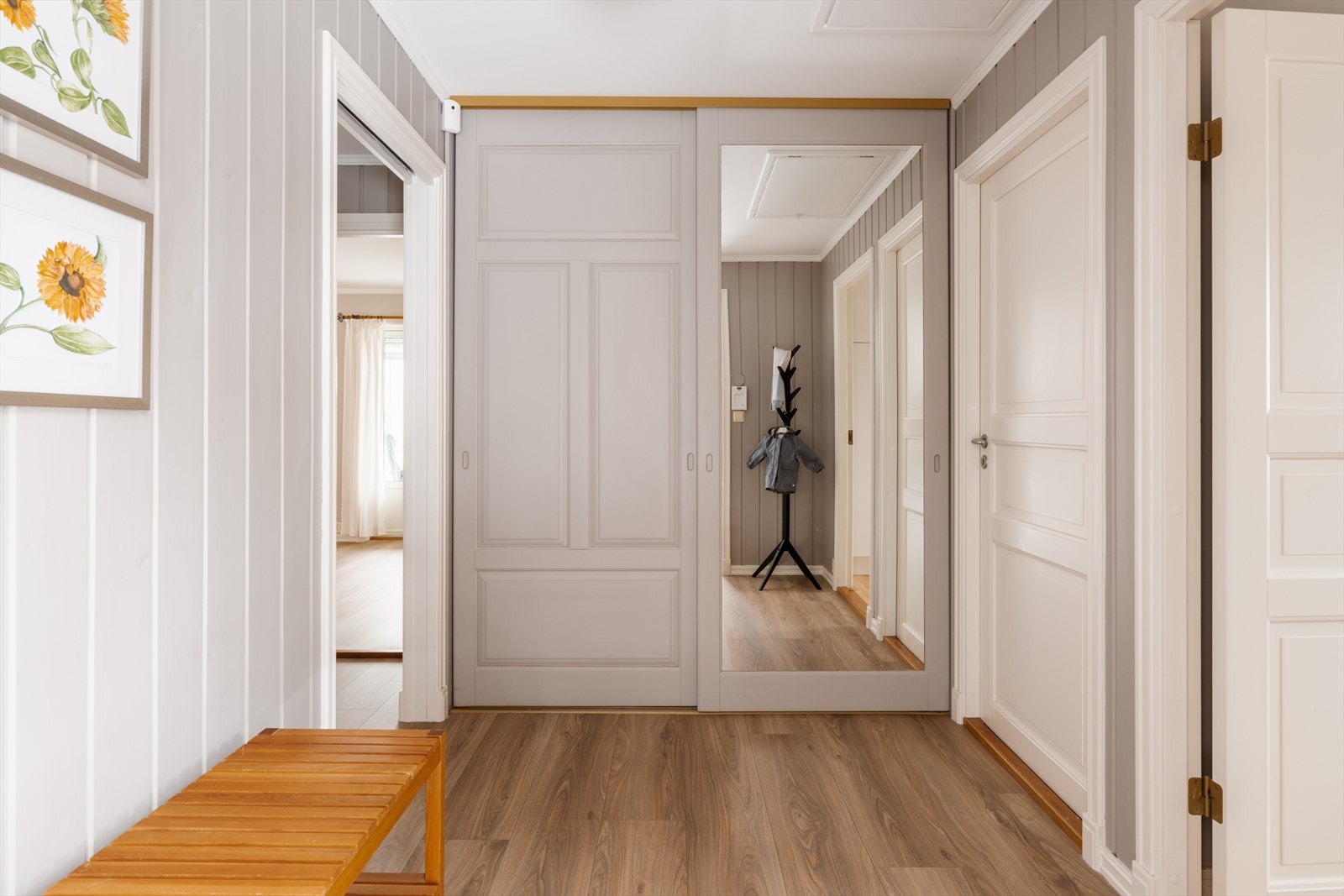 Inngangsparti i hovedetasjen med romslig garderobeskap. Galleribilde