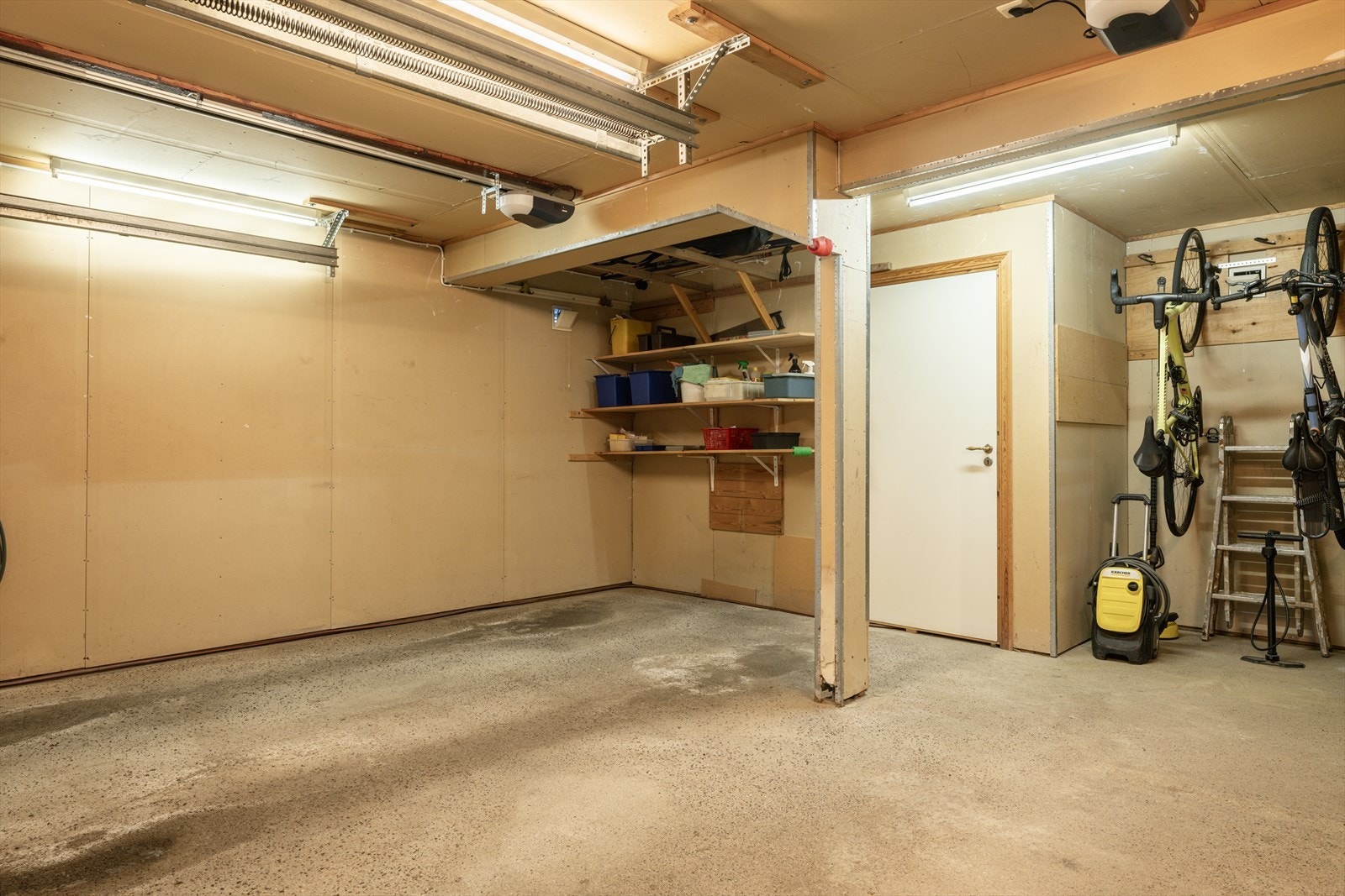 Her er det rikelig med lagringsplass for sykler, ski, hageredskapet og alt dere trenger. Innenfor garasjen er en teknisk bod med varmeveksler. Galleribilde