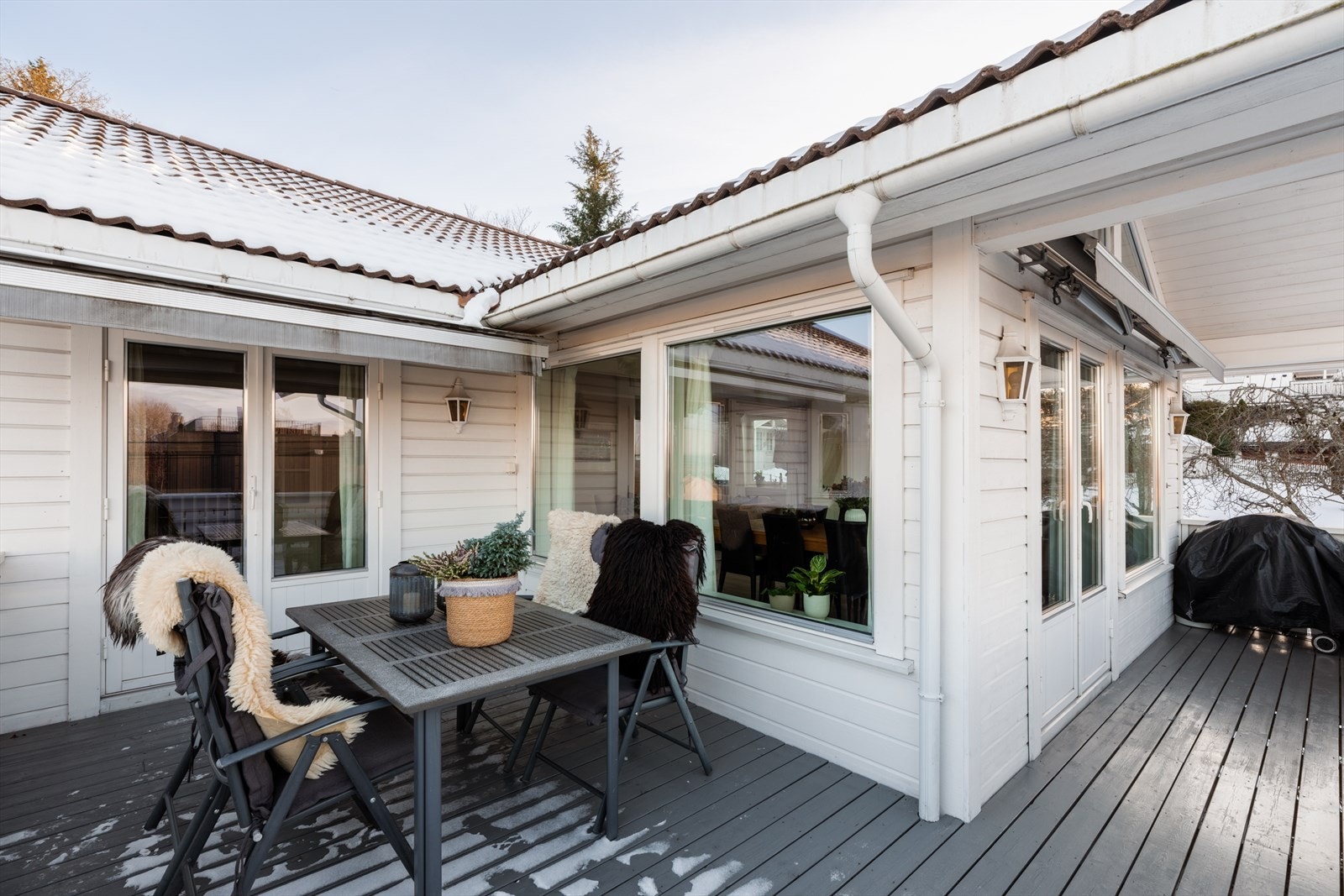 Stor balkong med flere innganger til oppholdsrommet. Galleribilde