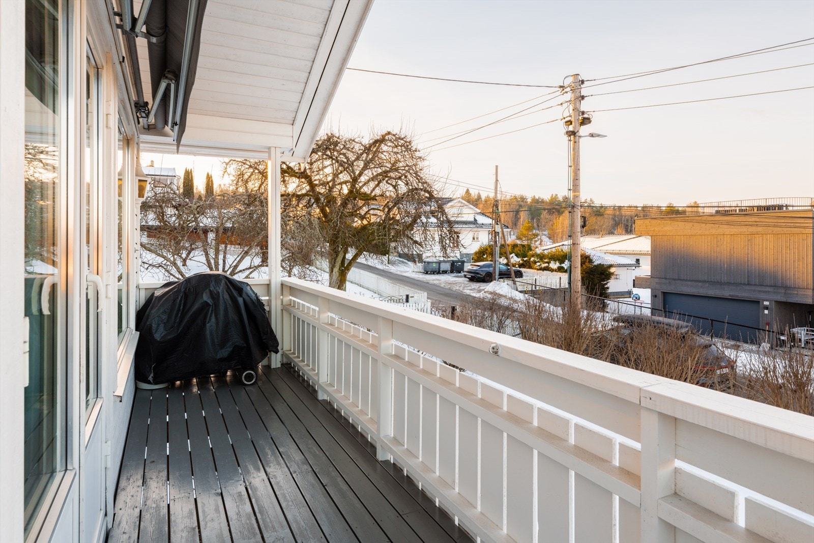 Her er det god plass til hyggelig sittegruppe, grill og ønsket utemøblement. Galleribilde