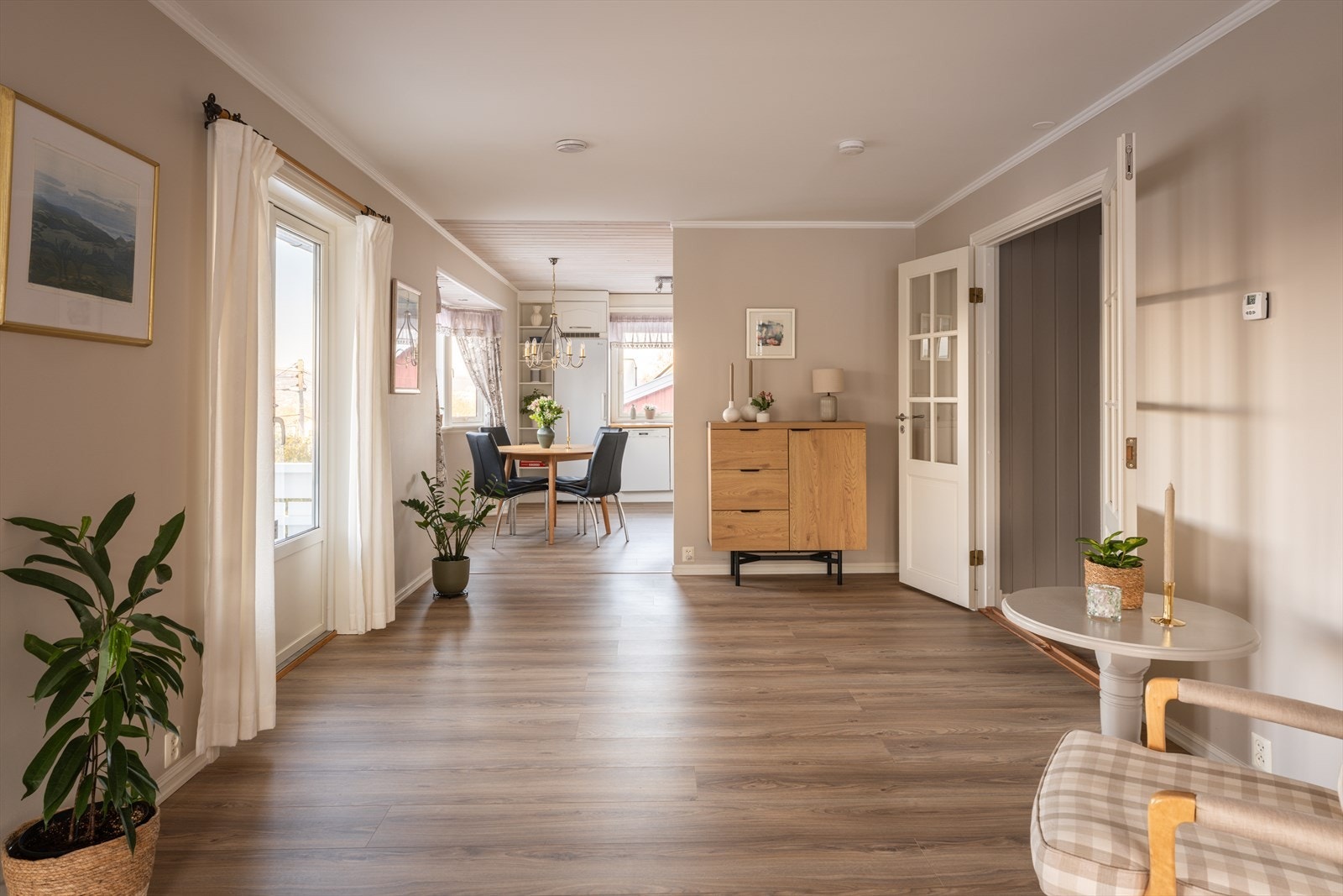 Kjøkkenet ligger delvis adskilt fra stuen, men likevel oppleves det som et sosialt oppholdsrom. Galleribilde