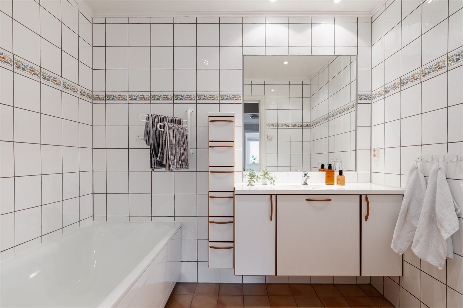 Flislagt baderom i underetasjen med vannbåren varme i gulv. Galleribilde