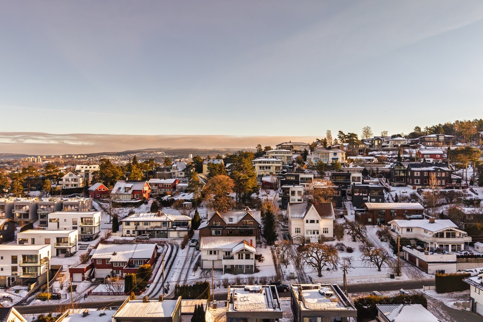 Flott beliggenhet i et veletablert og familievennlig nabolag med kort vei til sentrum. Galleribilde