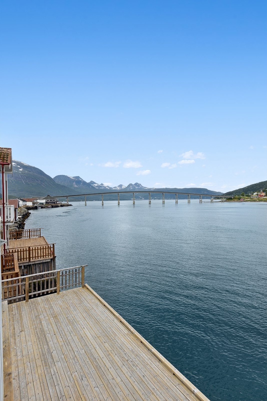Felles brygge med leiligheten i etasjen under følger med. Galleribilde