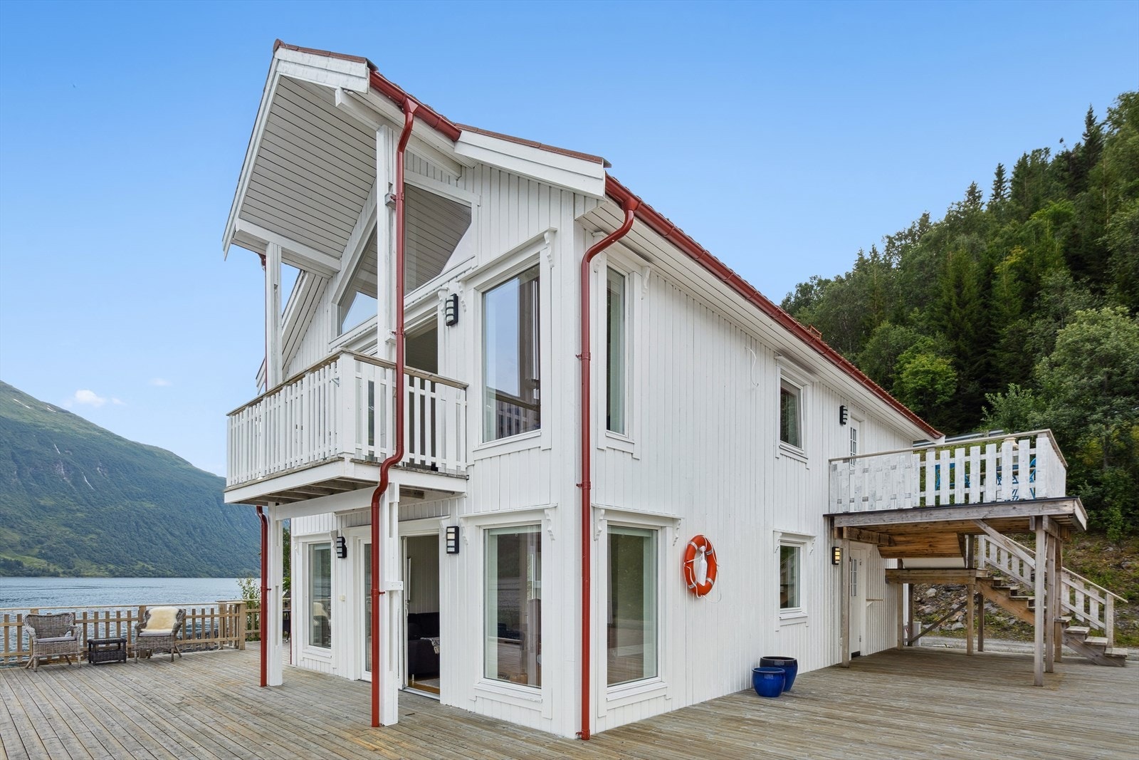 Velkommen til Kystkulturveien 849B - En toppleilighet med stor balkong og sjøutsikt. Egen inngang. Felles brygge. Galleribilde