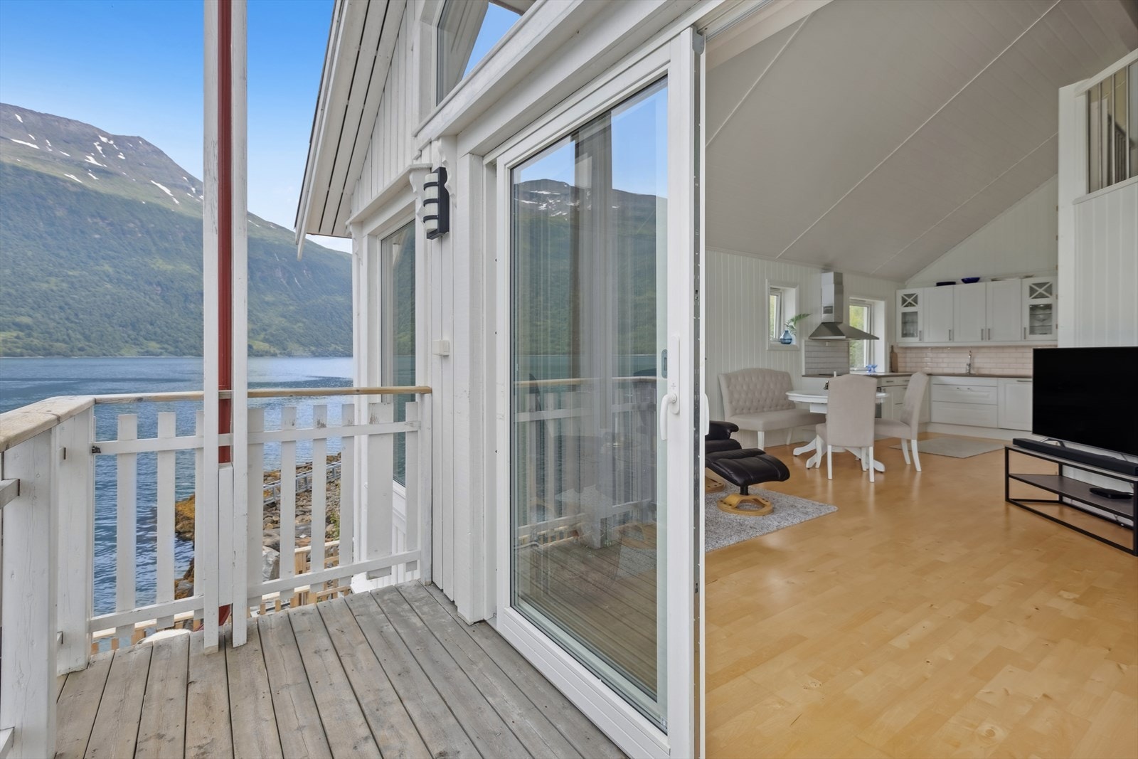 Balkongen utvider stuearealet på de fine dagene. Skyvedør og lett tilgang til balkongen gjør at du får ekstra glede av denne fritidsboligen. Galleribilde