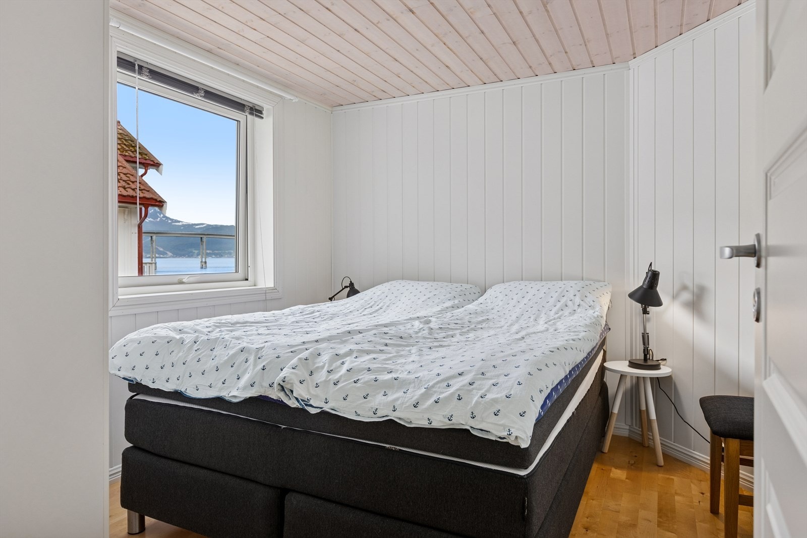 Soverom 1 med fin plass til dobbeltseng og nattbord. Fin utsikt fra 2. etg. Galleribilde