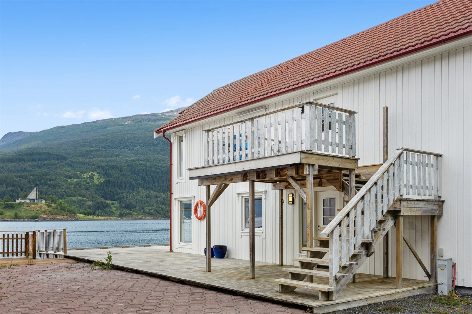 Det er pene utearealer som er tinglyst fellesareal for snr. 1 og 2. Egen trapp opp for 849B i 2. etg og egen parkering på gårdsplassen foran. Galleribilde