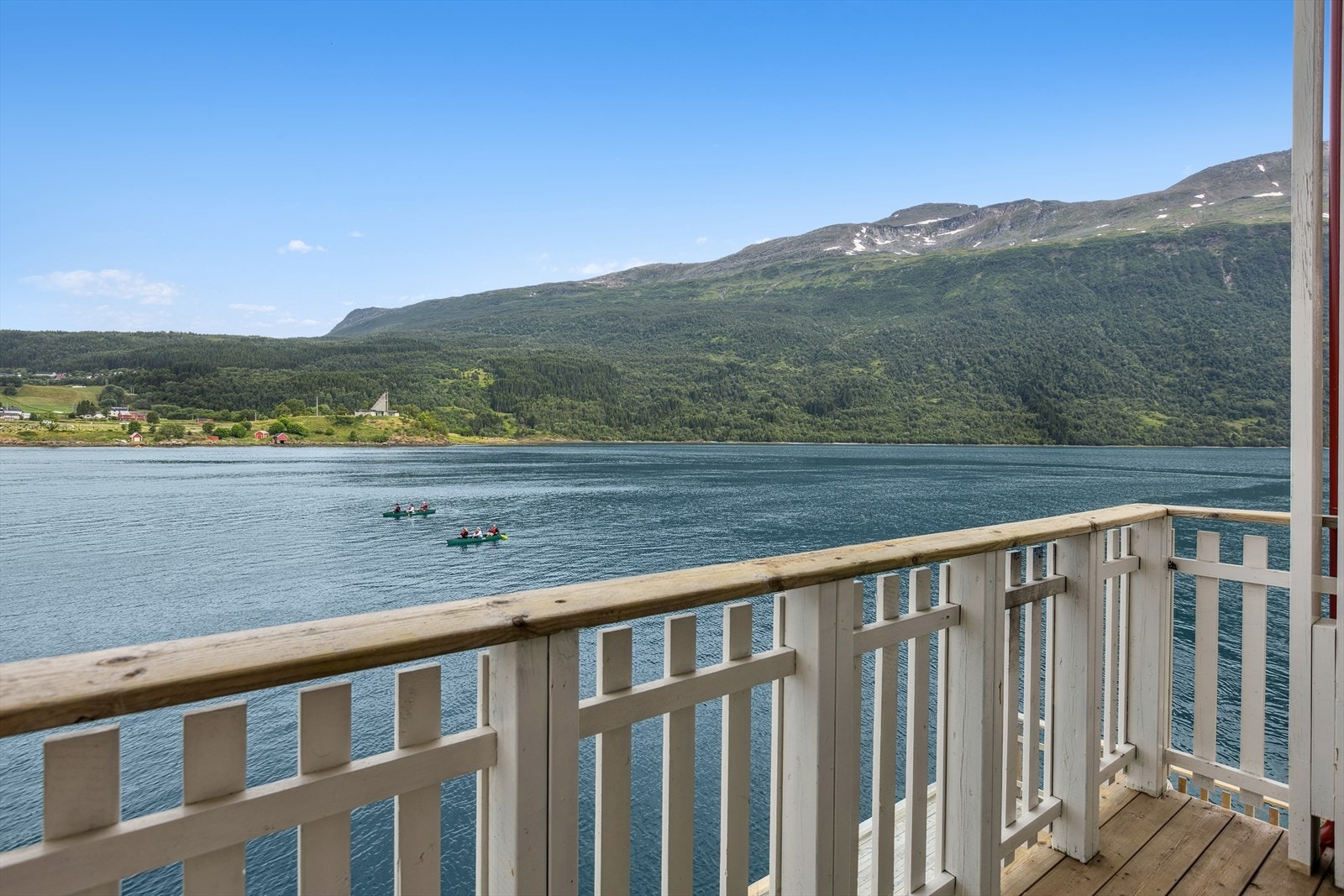 Kystkulturveien 849 tilbyr denne nydelige utsikten fra balkongen rett utenfor stuen. Galleribilde
