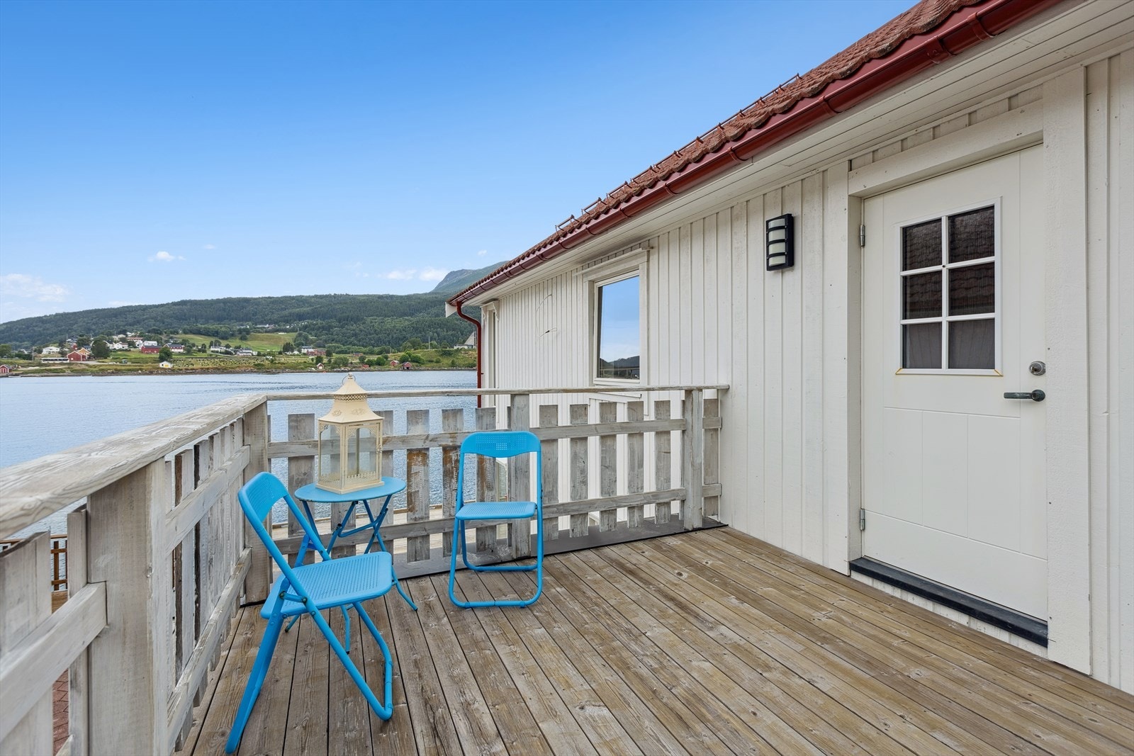 Egen inngang fra trapp med romslig solterrasse ved døren. Galleribilde