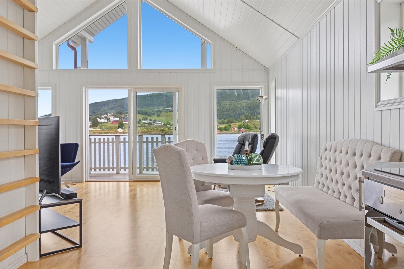 De store vinduene har den effekten at sjøen og naturen "kommer inn" i stuen. Galleribilde