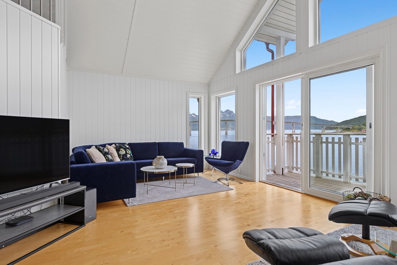 Stuen i toppleiligheten har ekstra stor takhøyde og nydelig utsikt. Galleribilde