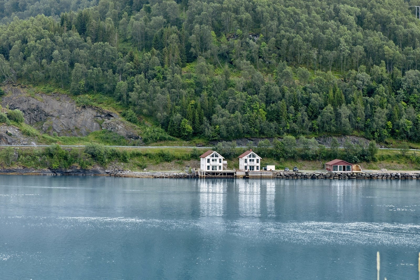 Kystkulturveien 849 ligger som en av to sjøhus side ved side. Sjøhuset til venstre er eiendommen som selges. Denne består av to selvstendige seksjoner som selges samlet eller hver for seg. Galleribilde