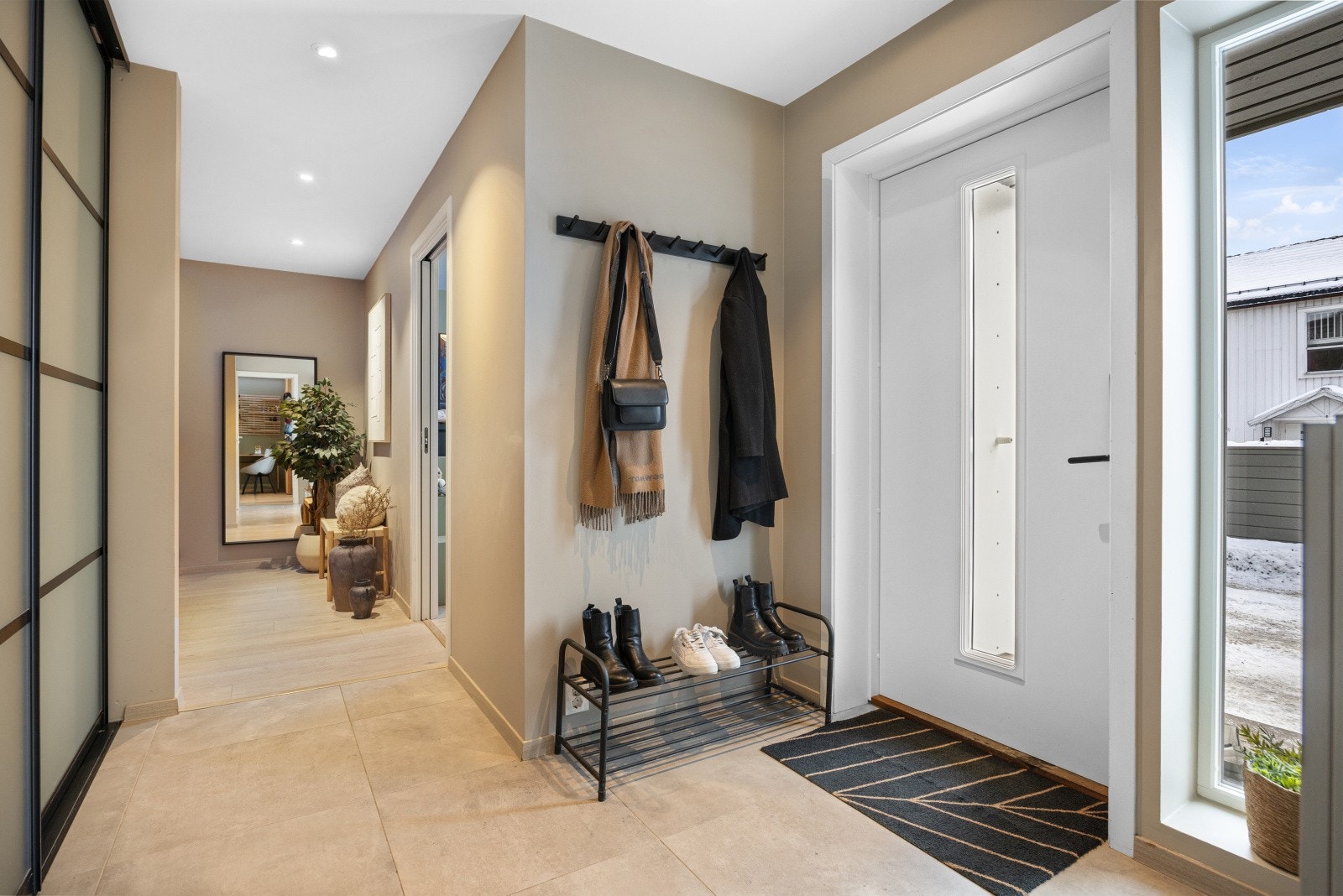 Velkommen inn! Her er det en flislagt entré med varmekabler Galleribilde