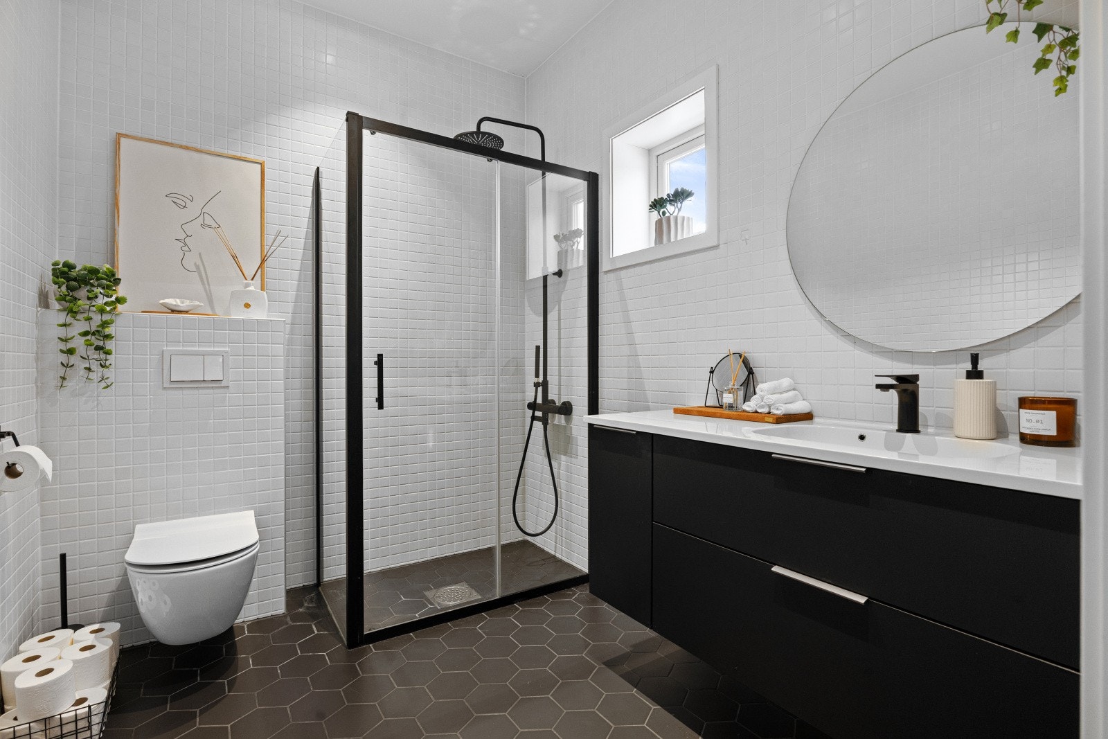 Her i 2. etasje finner man bad nr. 2. Badet er flislagt med hexagon-fliser på gulv, og er innredet med vegghengt toalett og dusjhjørne. Galleribilde