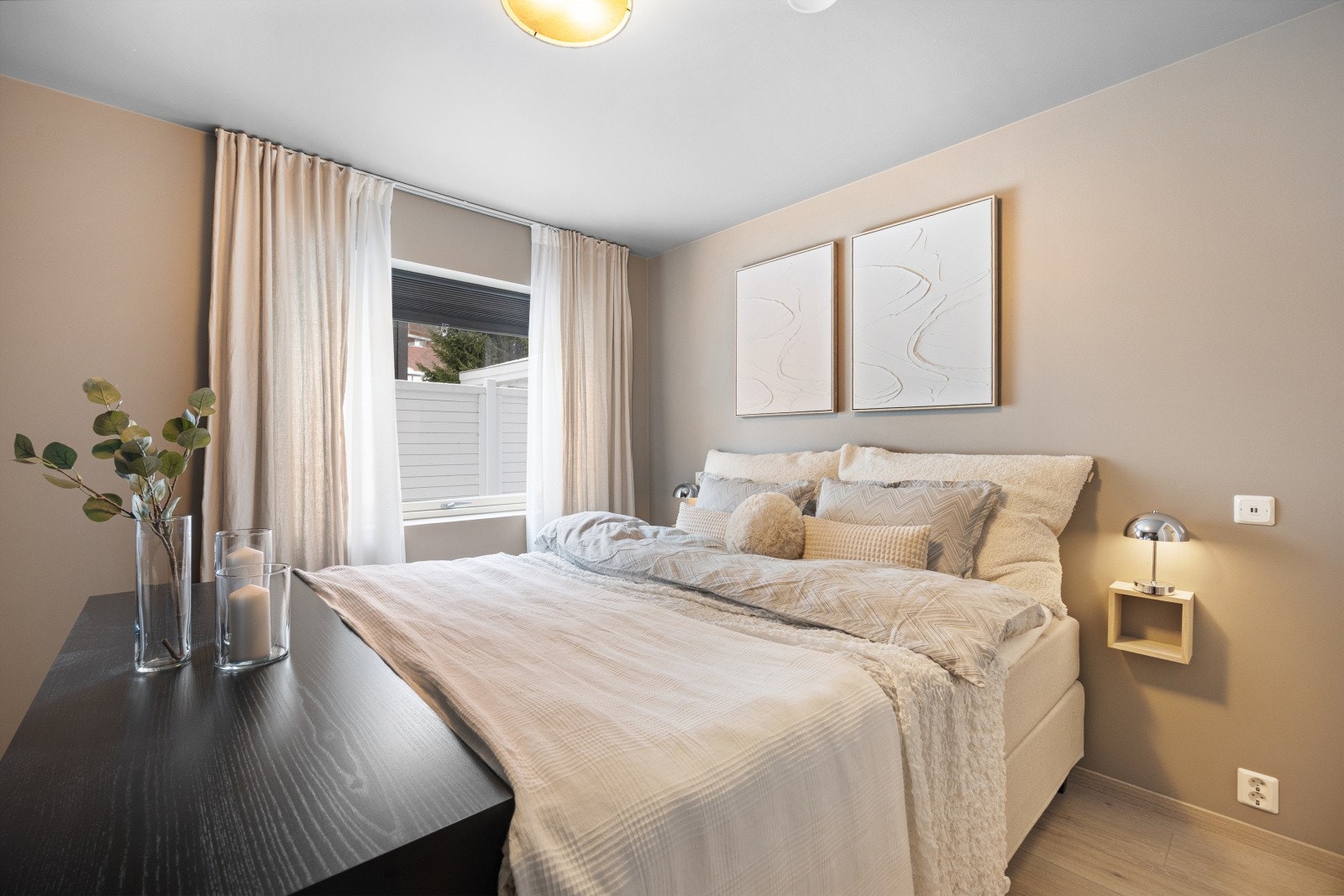 Hovedsoverommet er malt i en lun- og behagelig fargetone. Soverommet har en størrelse på 12,3kvm Galleribilde