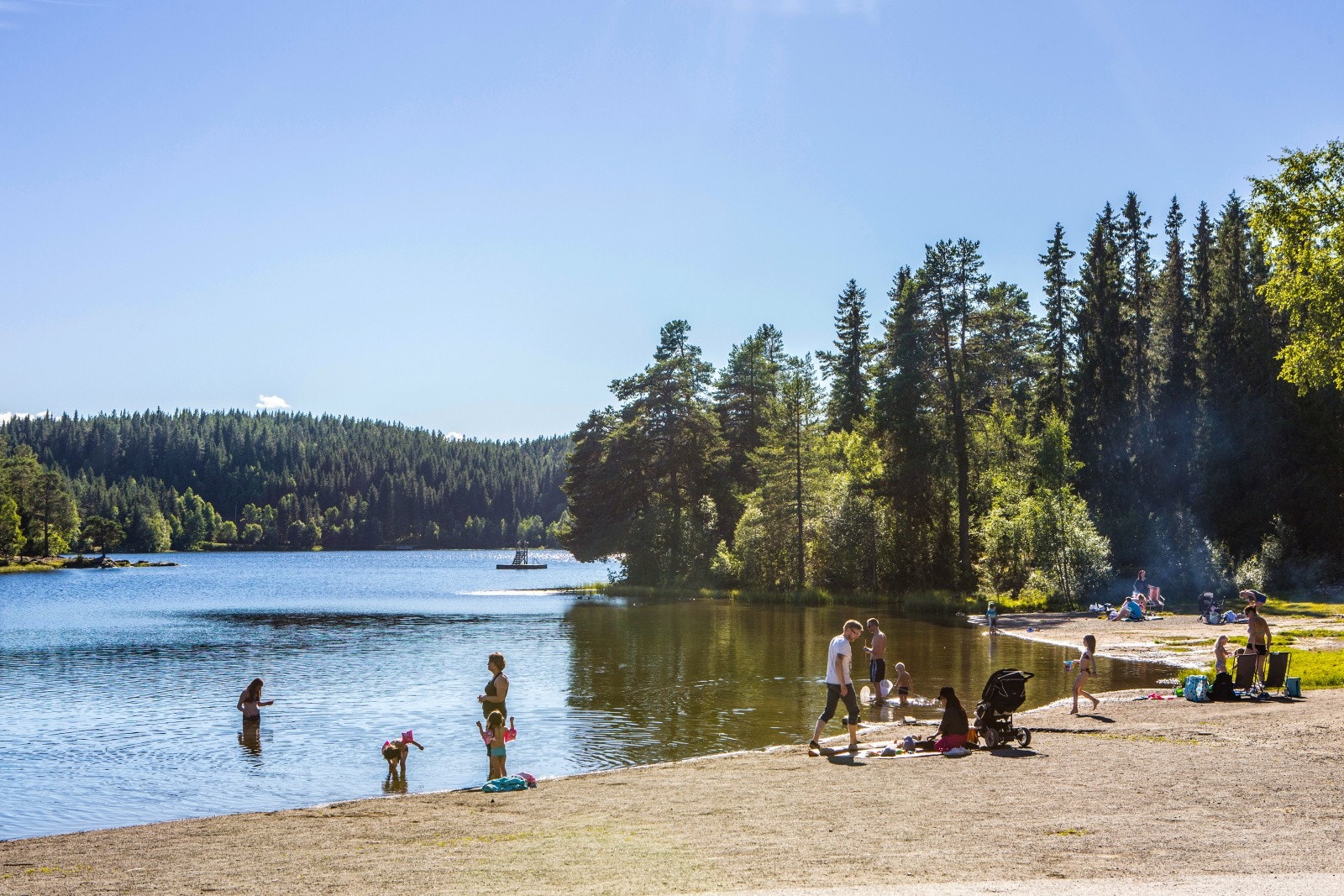 Kort gåtur til populære Haukvatnet. Her får du flotte bade muligheter på sommeren og skøyte/ski muligheter på vinteren. Galleribilde