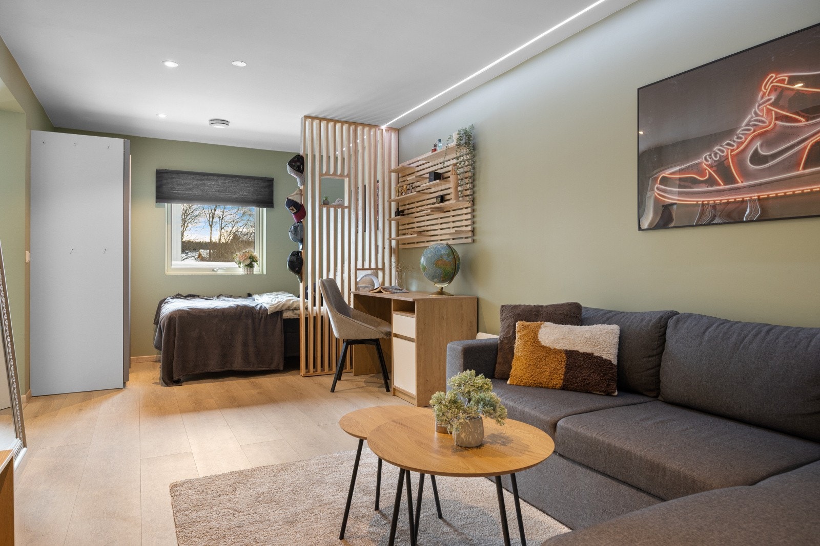 Rommet ble innredet fra garasje til soverom/TV-stue i 2024. (ikke godkjent bruksendring) Galleribilde