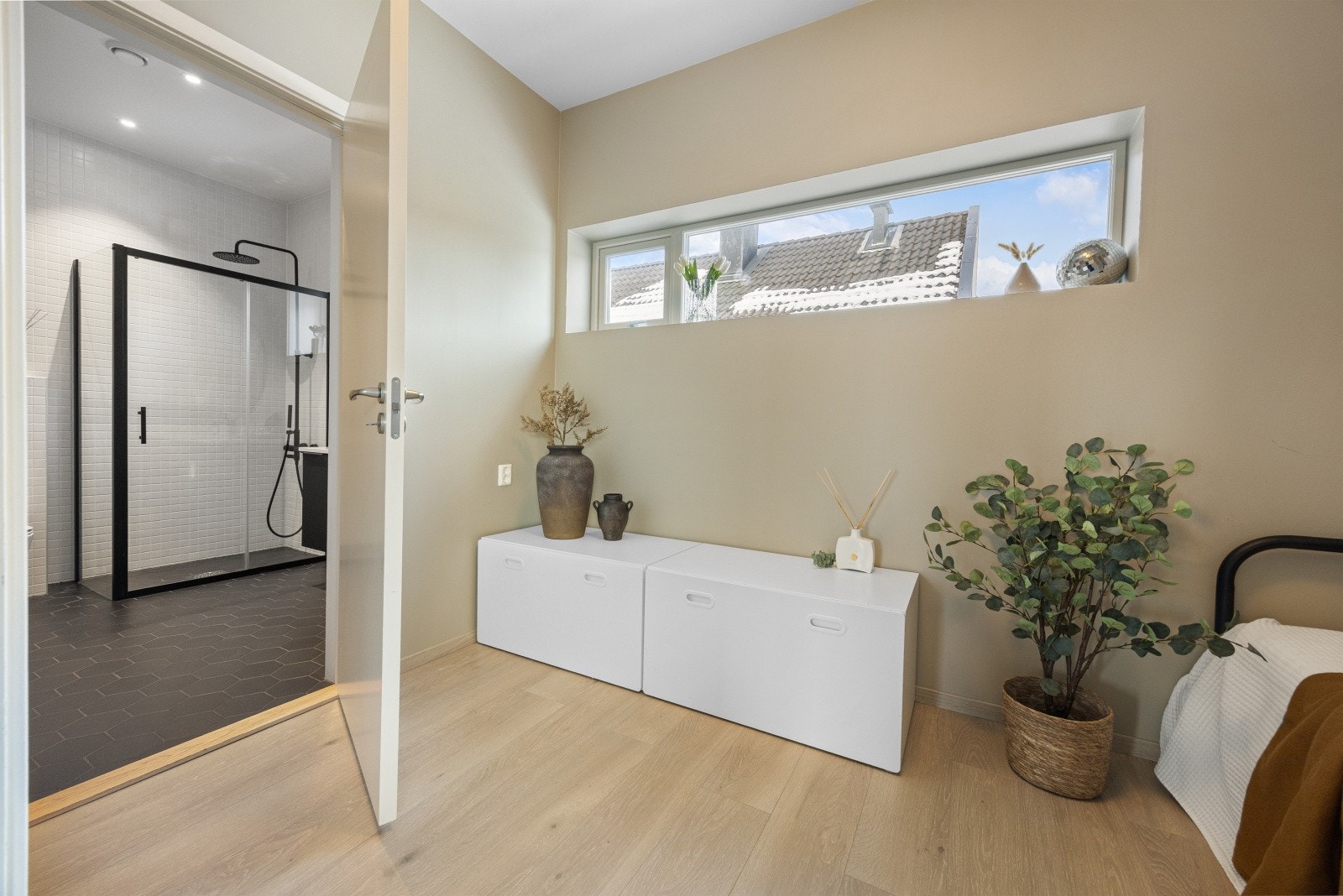 Soverommet kan også brukes som en ekstra stue. Her fra får du tilgang til badet i 2. etasje Galleribilde