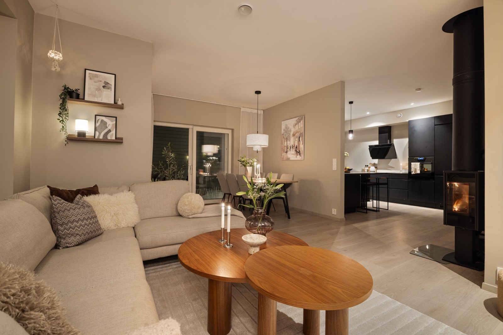 Boligen har en romslig- og luftig åpen stue/kjøkken løsning. Galleribilde