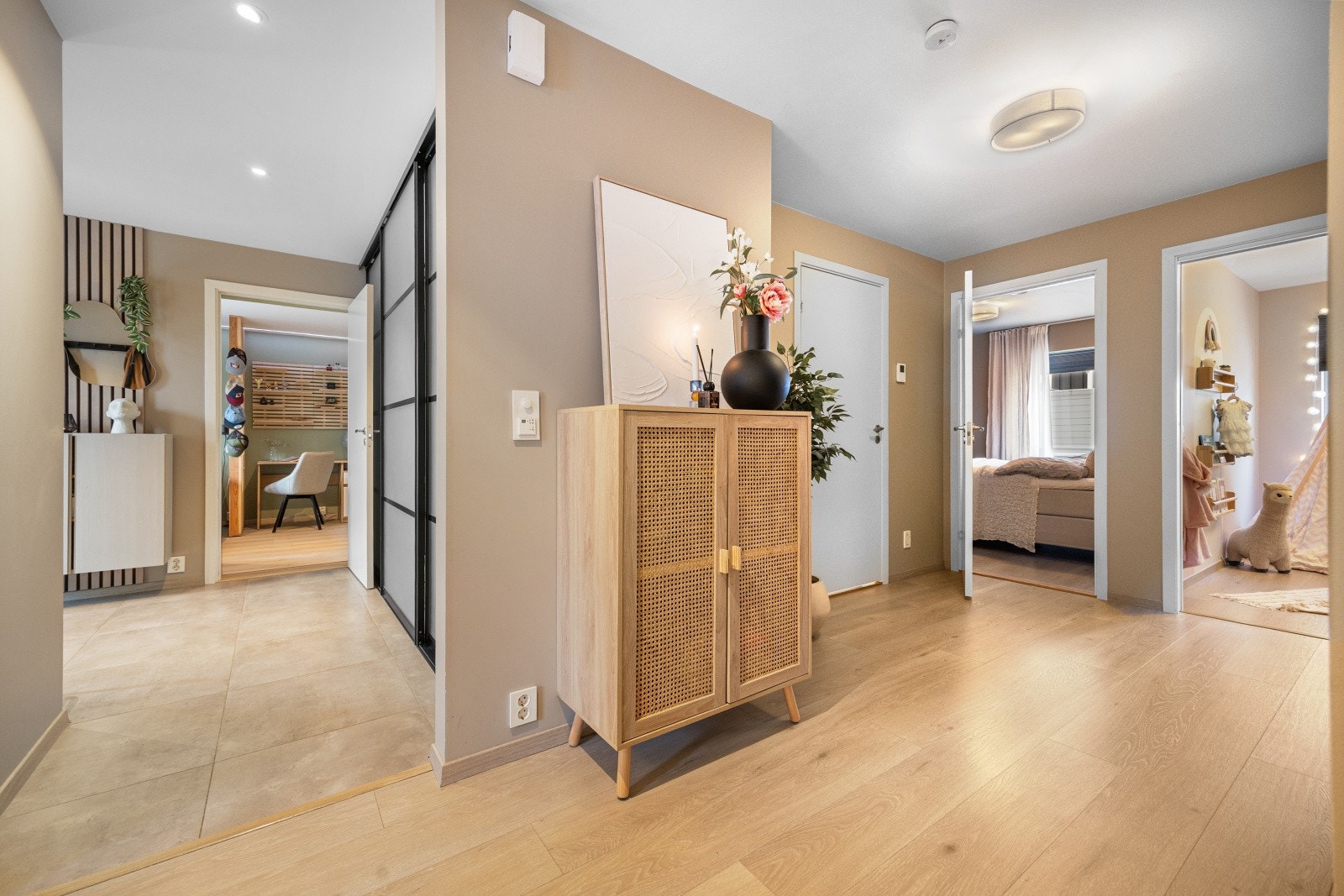 I entréen er det et stort- og praktisk garderobeskap. Galleribilde