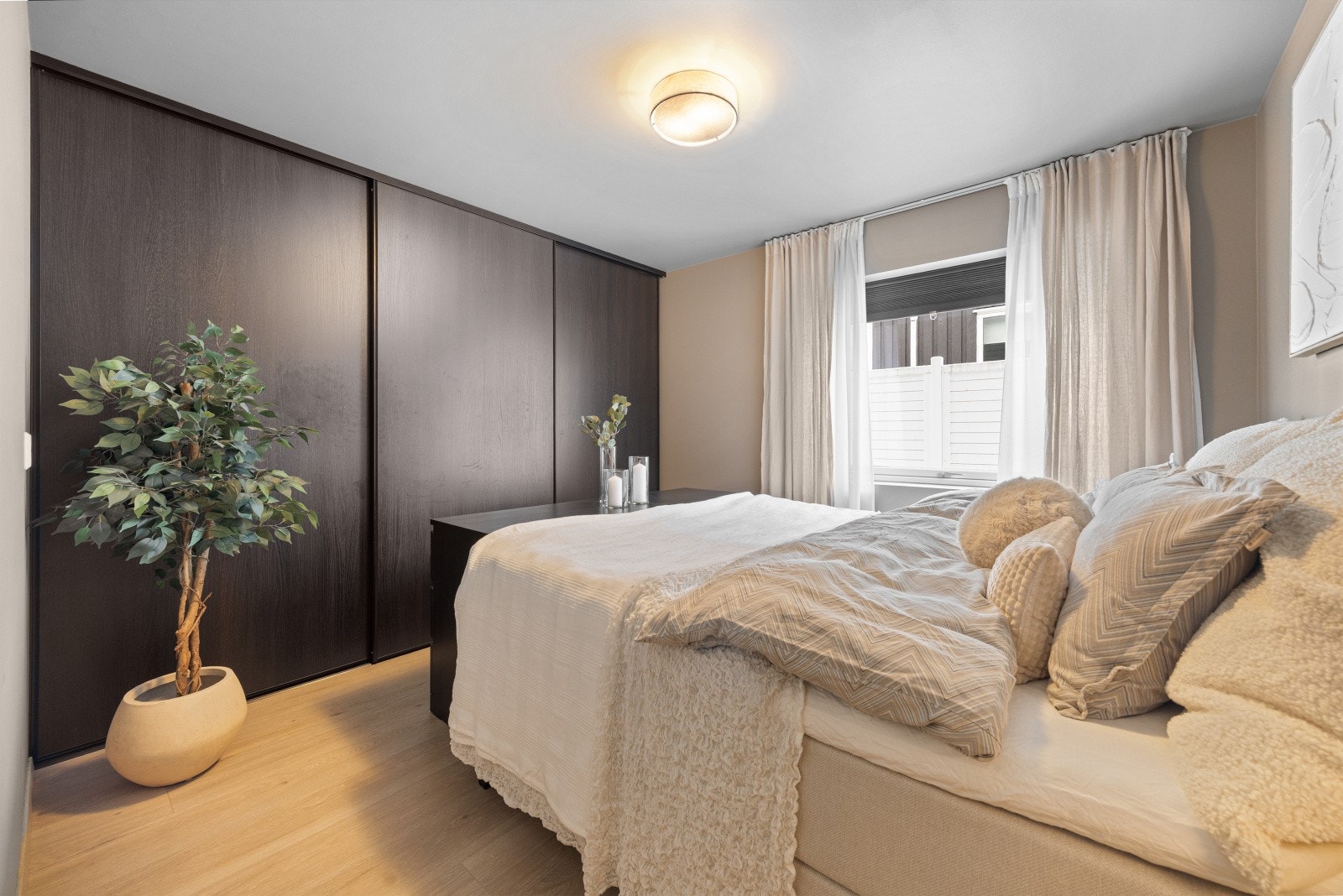 Hovedsoverommet har god plass til dobbeltseng og har en stor skyvedørs garderobe. - Soverom nr. 3 Galleribilde