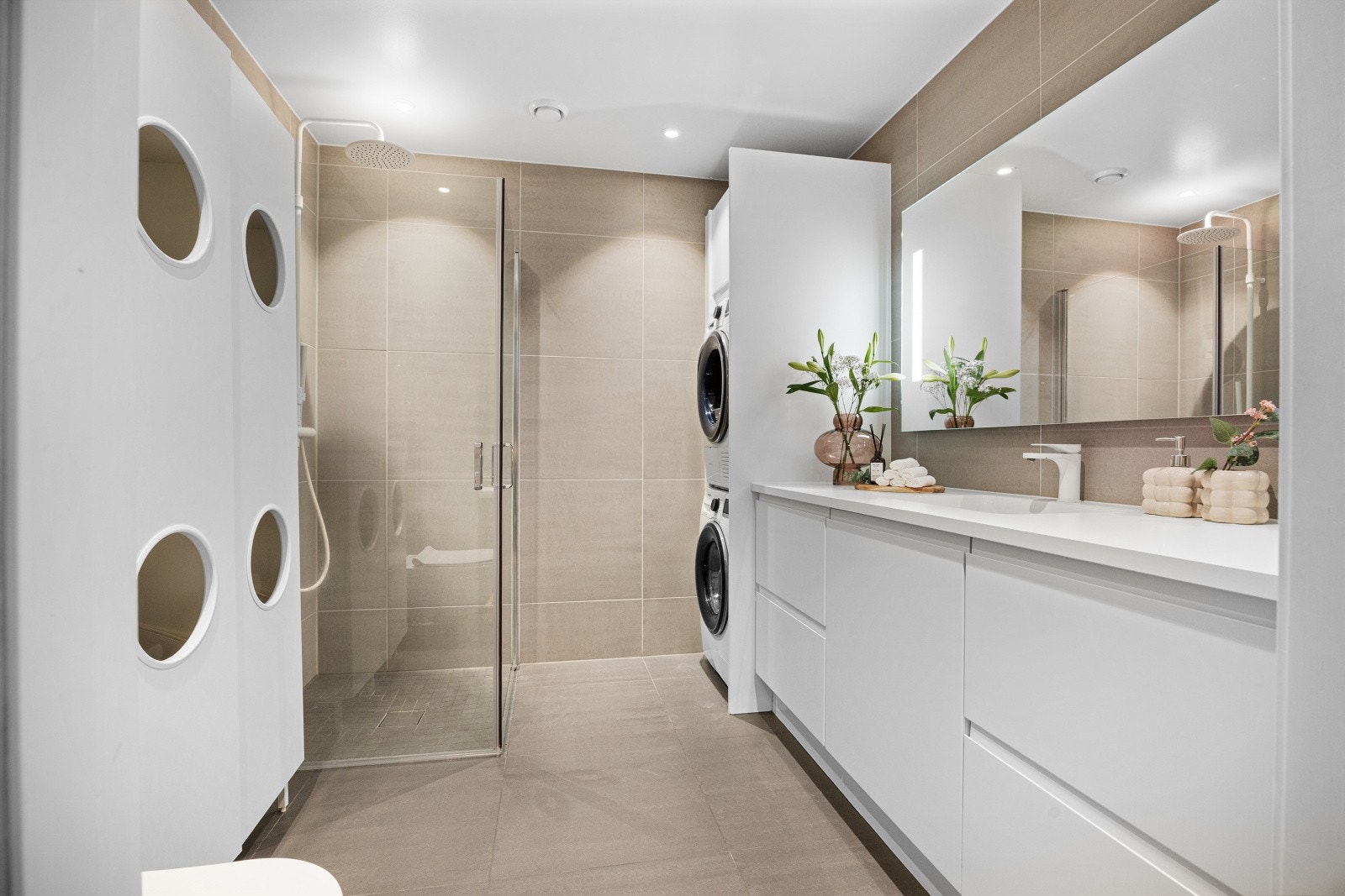 Badet i 1. etasje er flislagt med 60x60-fliser og har varmekabler i gulv. Galleribilde