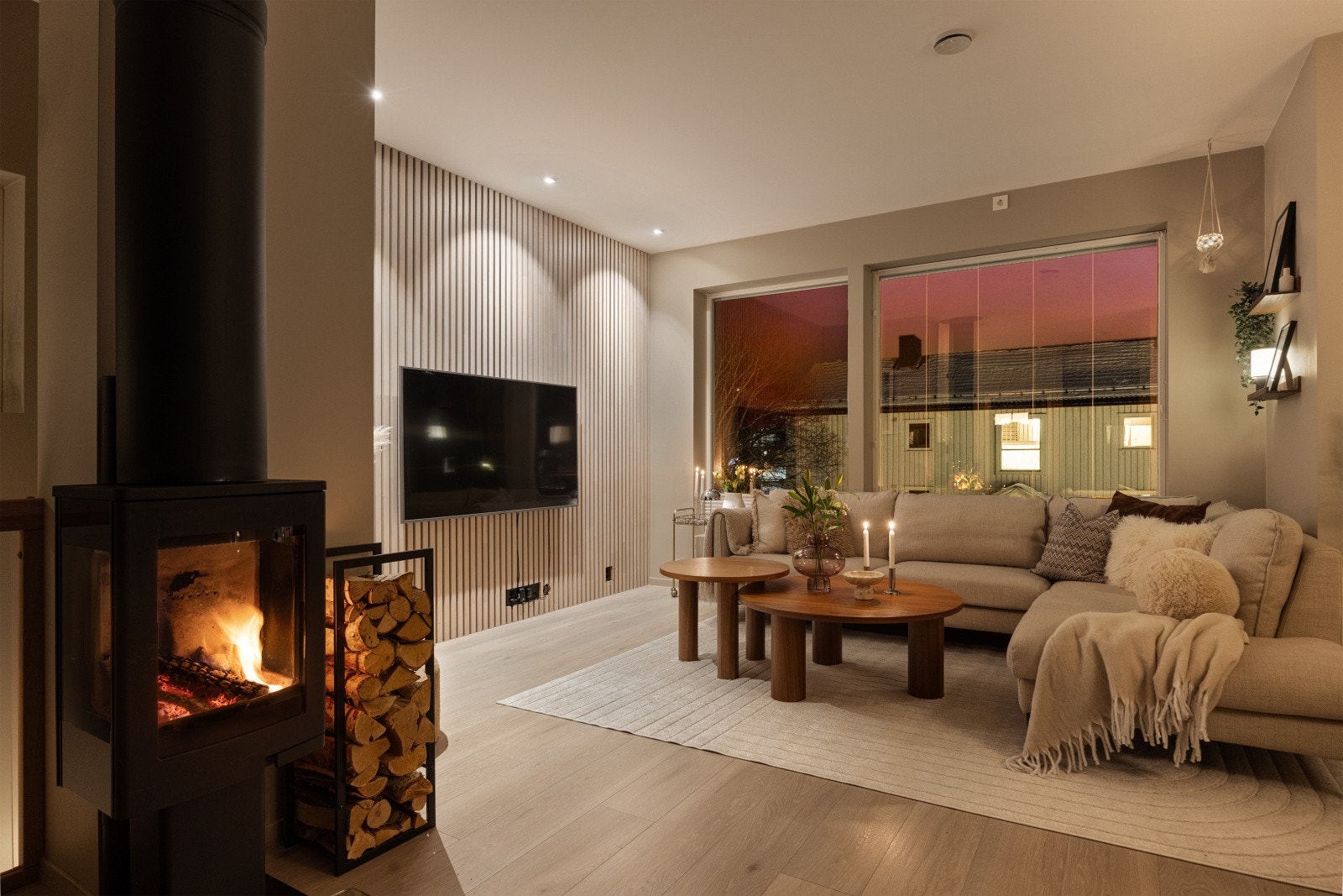 På stuen er det montert en flott vedovn som gir god stemning og fin innetemperatur på kjølige høst- og vinterkvelder. Balansert ventilasjon bidrar til et sunt inneklima året rundt. Galleribilde