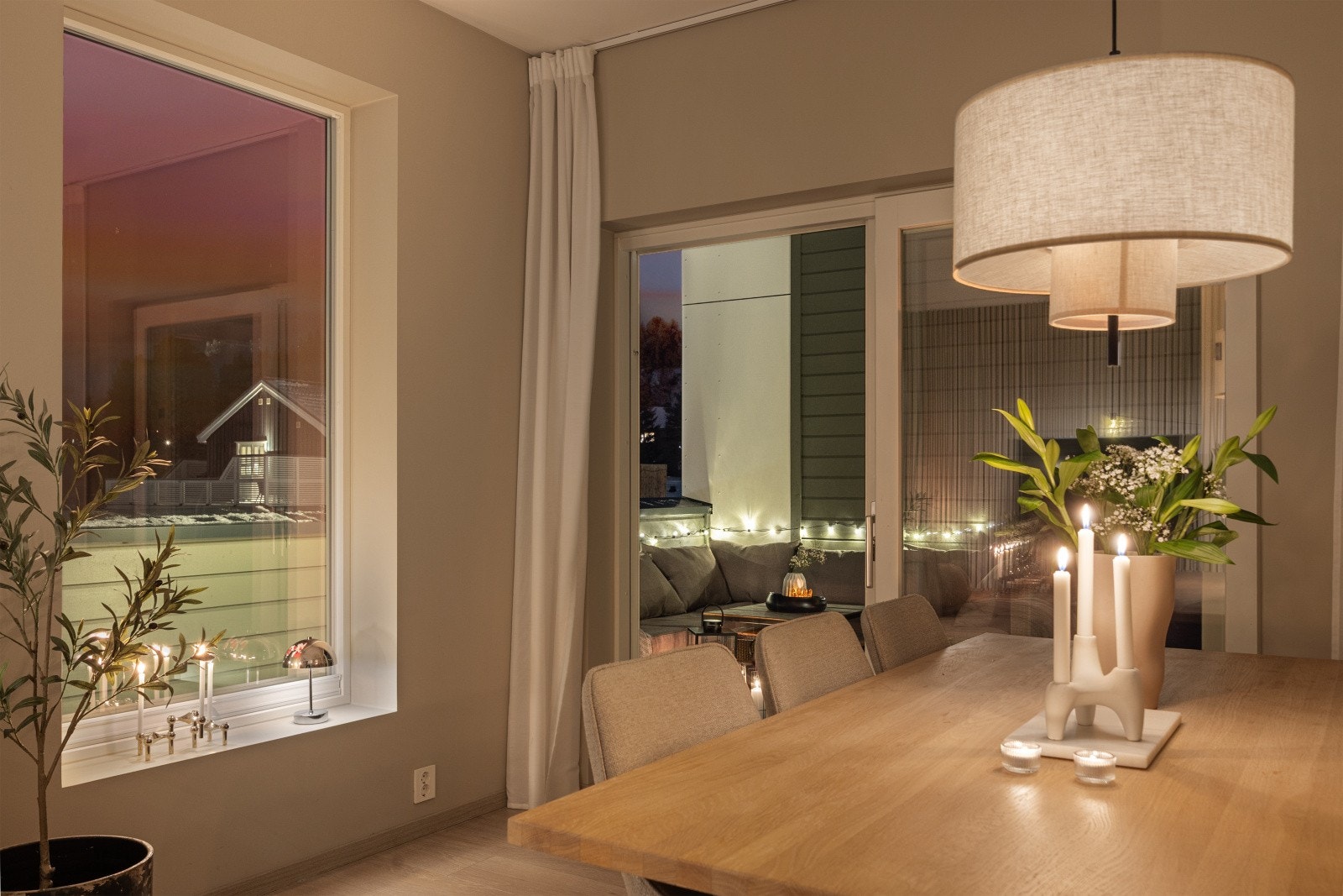 Spisestuedel adskilt fra kjøkken, med utgang til terrassen. Galleribilde