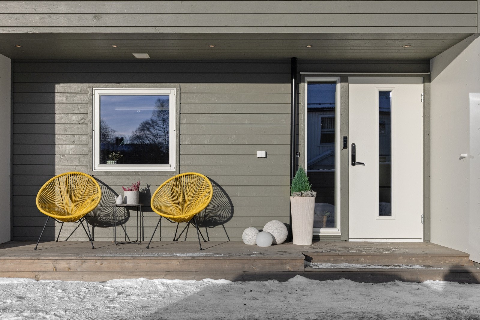 Et hyggelig inngangsparti hvor man kan nyte solen. Galleribilde