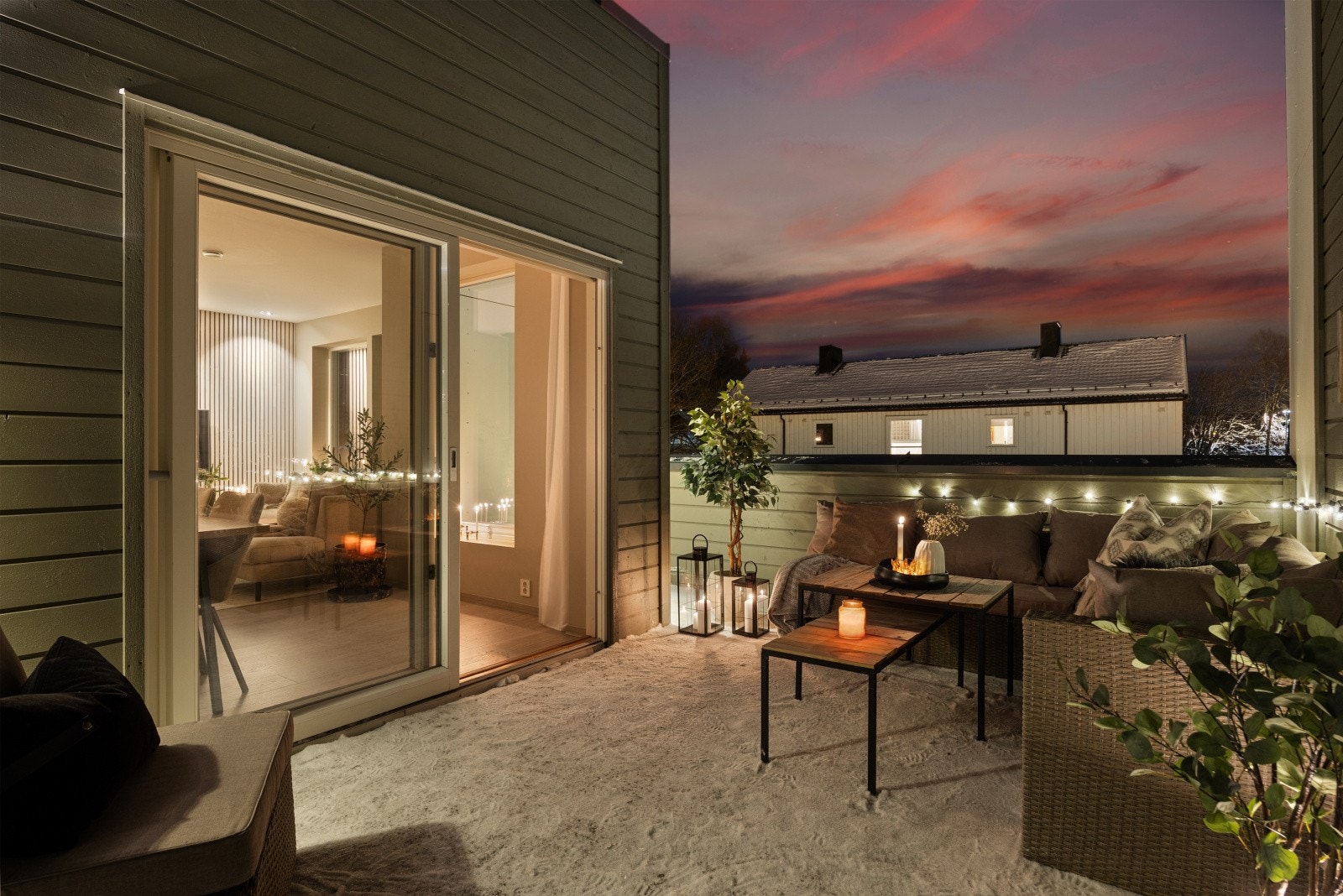 Her er det sol store deler av sommeren. Her sitter man skjermet uten innsyn. Både vann- og strømuttak. Galleribilde