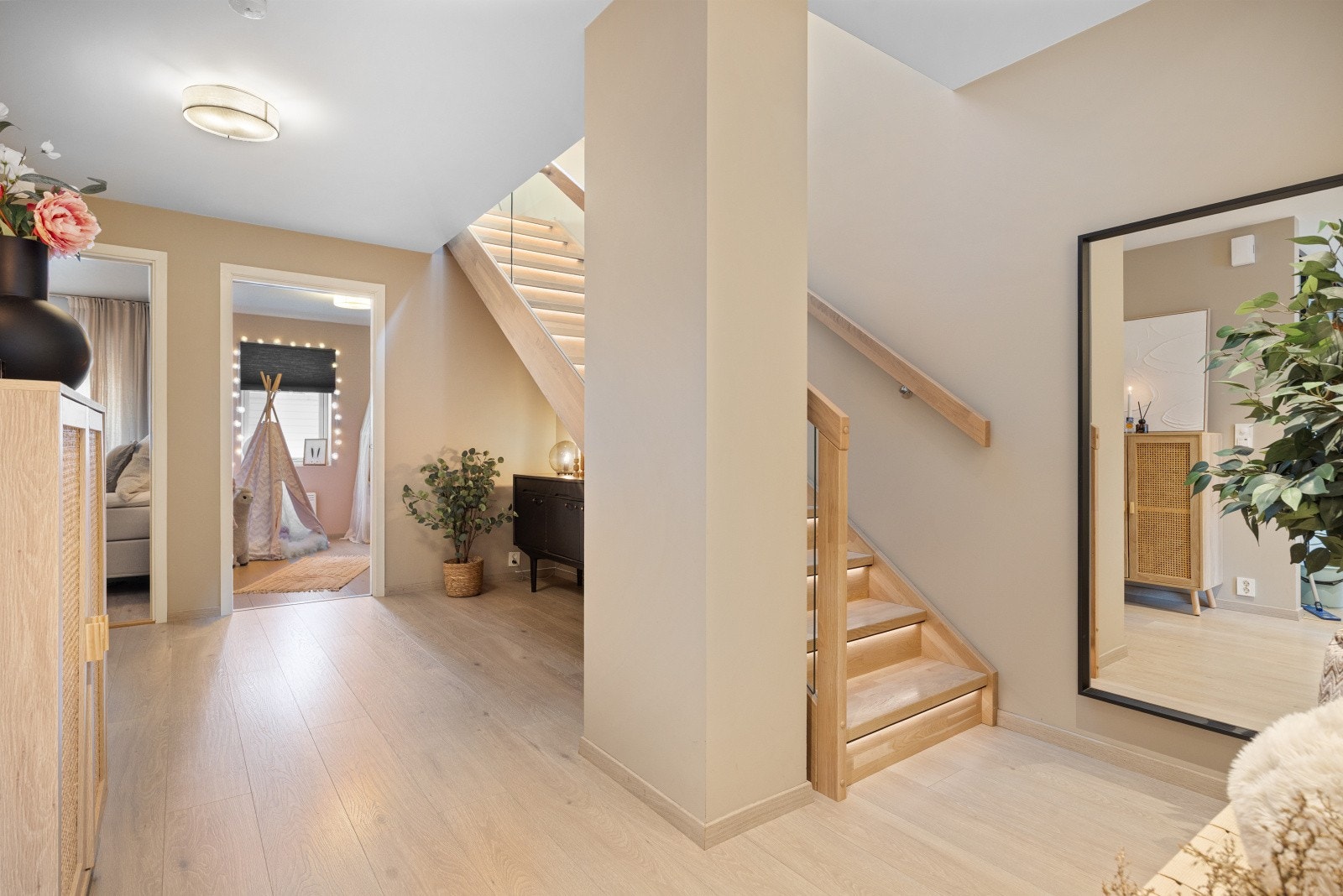 Trappen er i hvitglasert eik og glass, med lys på hvert trinn. Galleribilde